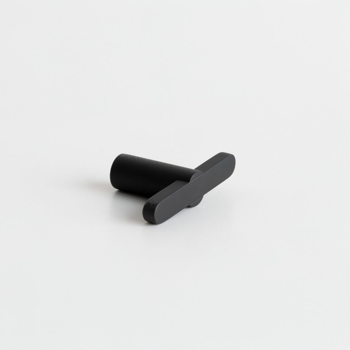 Flow | T-Greb i Mat Sort L 50 mm x D 30 mm Beslag Design BD-343573-11 FINICC
