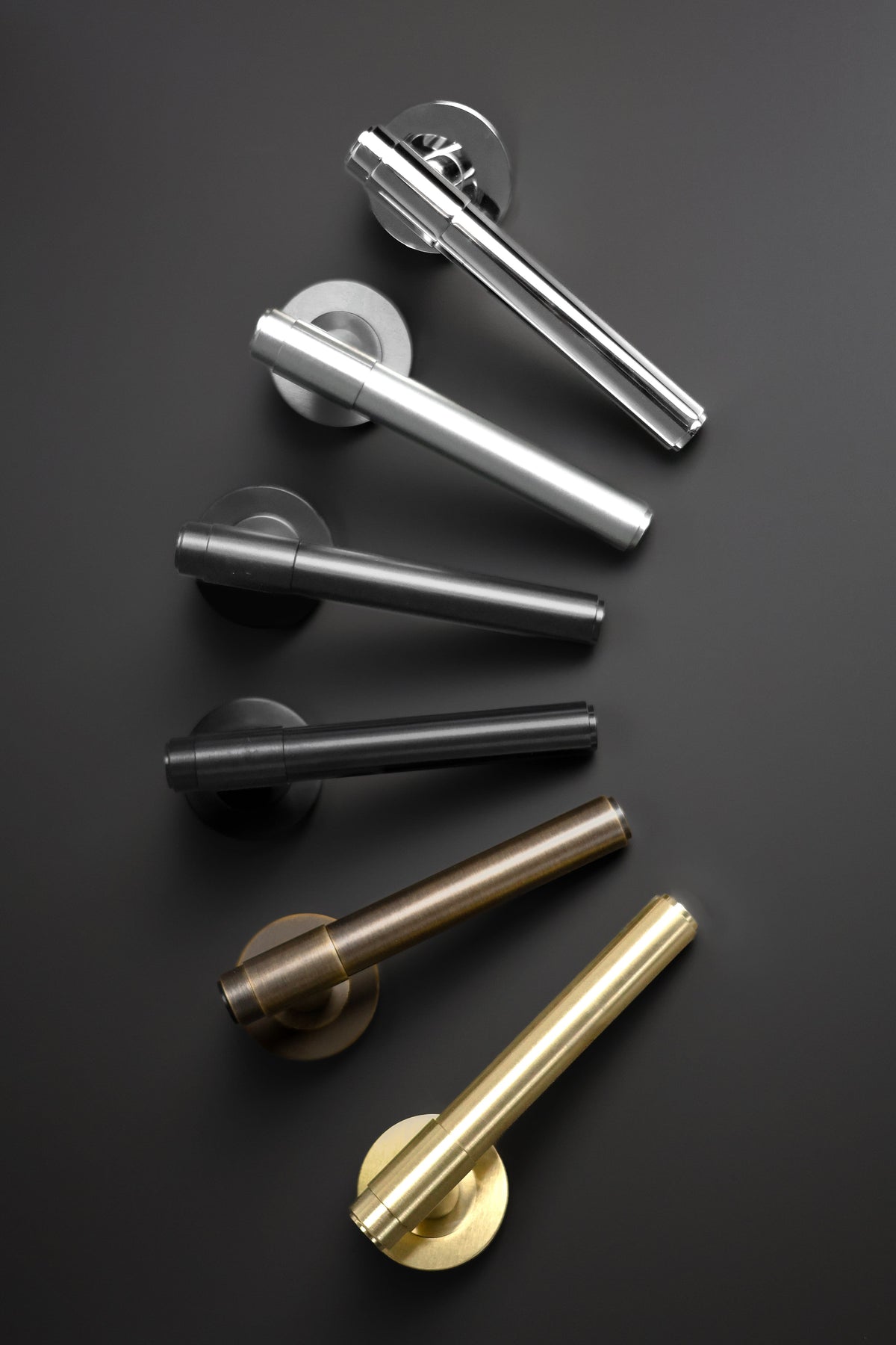 Kingston Plain | Dørhåndtag i Børstet Messing med Lak Alexander & Wilks AW241SBPVD-SET FINICC