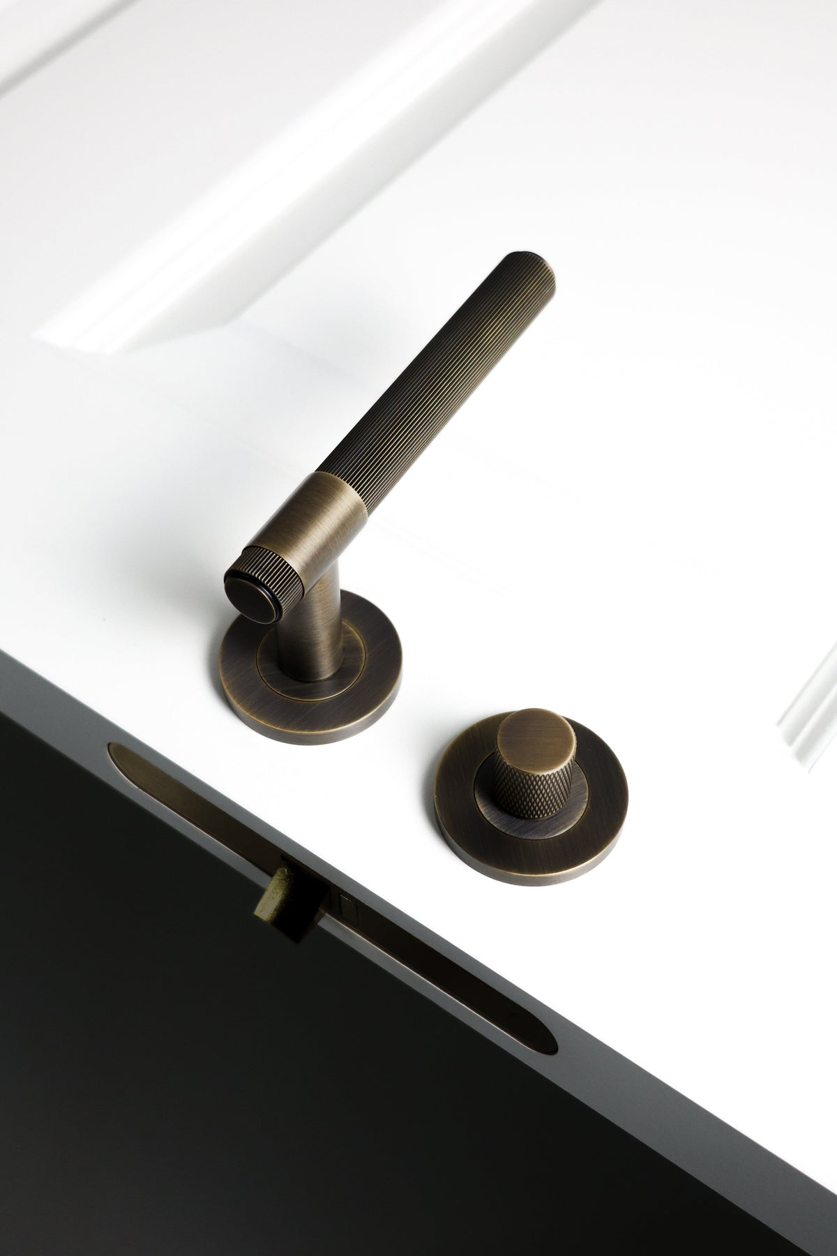 Kingston Reeded | Dørhåndtag i Antik Messing Alexander & Wilks AW242AB-SET FINICC