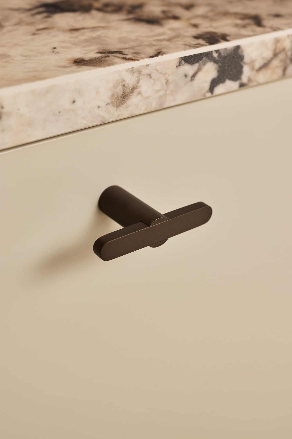 Flow | T-Greb i Bruneret Messing L 50 mm x D 30 mm Beslag Design BD-343572-11 FINICC