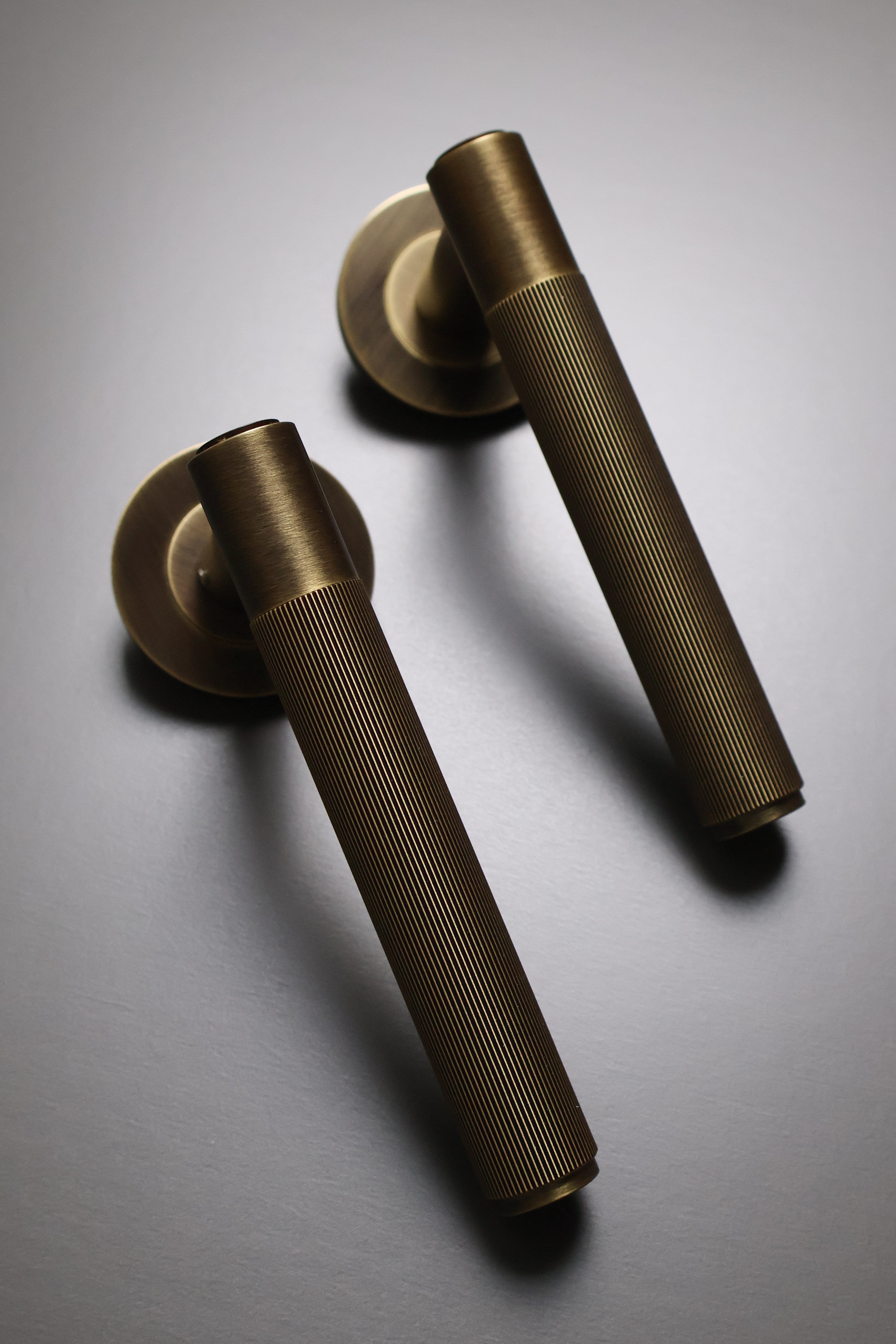 Spitfire Reeded | Dørhåndtag i Antik Messing Alexander & Wilks AW222AB-SET FINICC