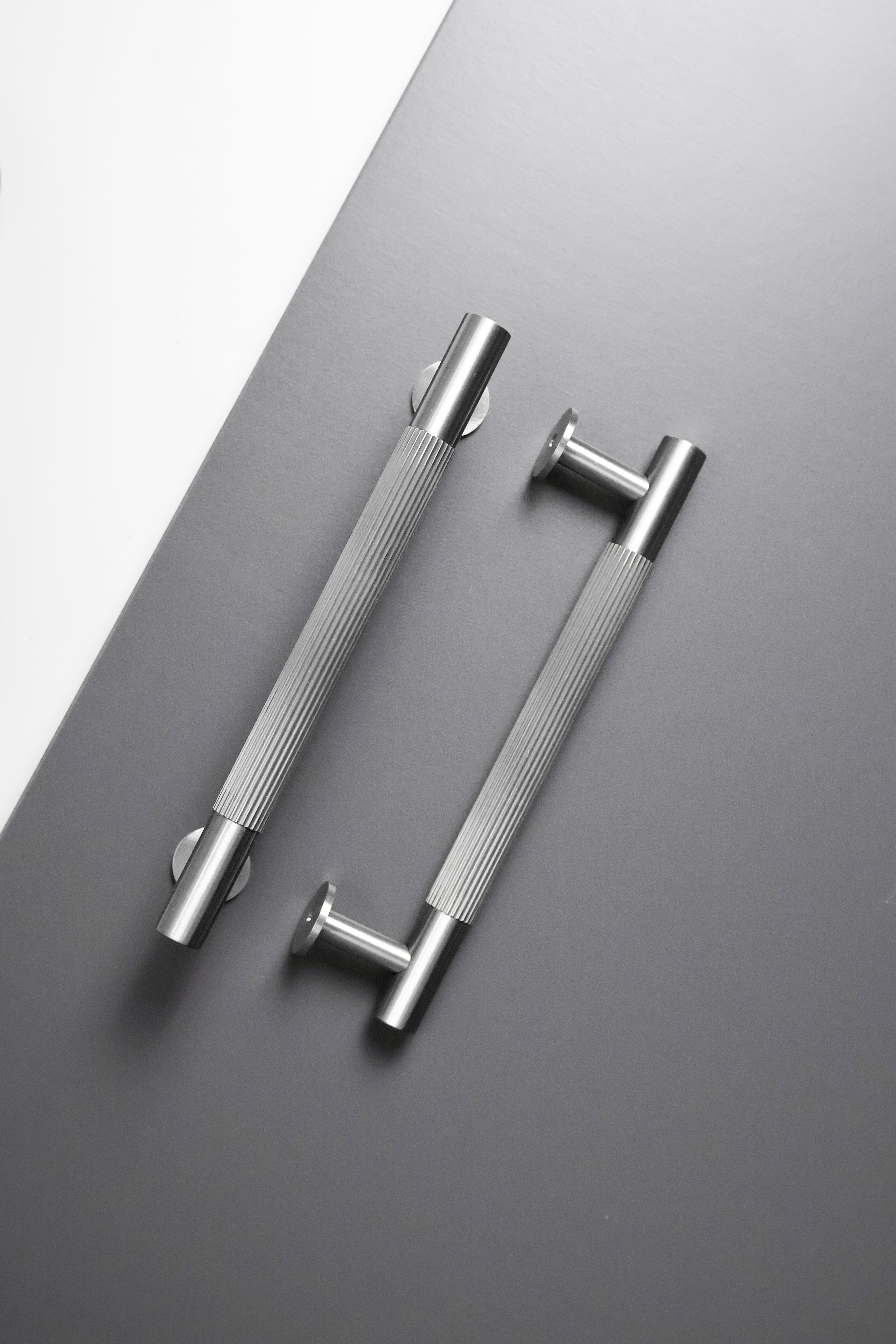 CB Lines | Greb i Rustfrit Stål Finish Carlisle Brass FINICC