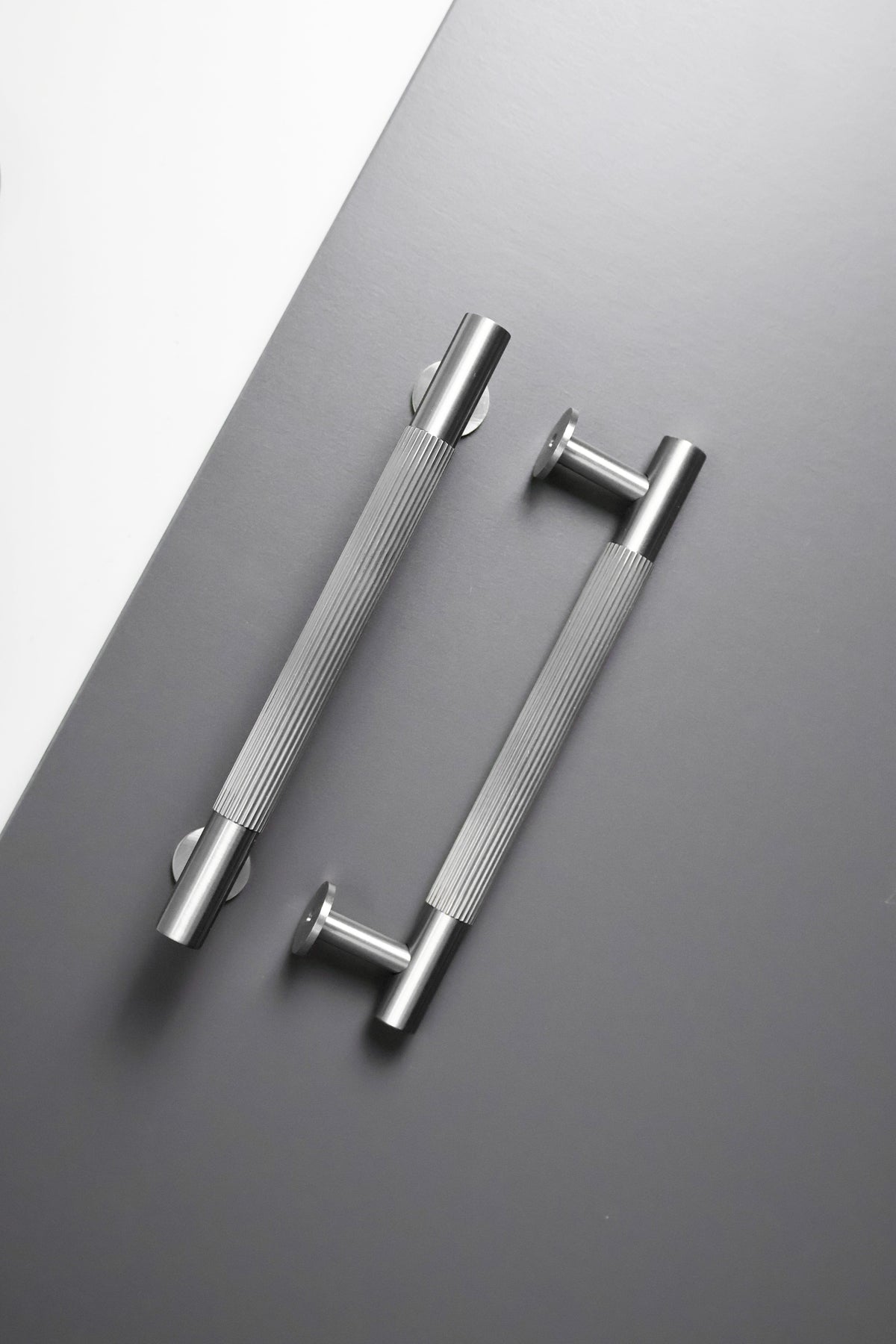 CB Lines | Greb i Rustfrit Stål Finish Carlisle Brass FINICC