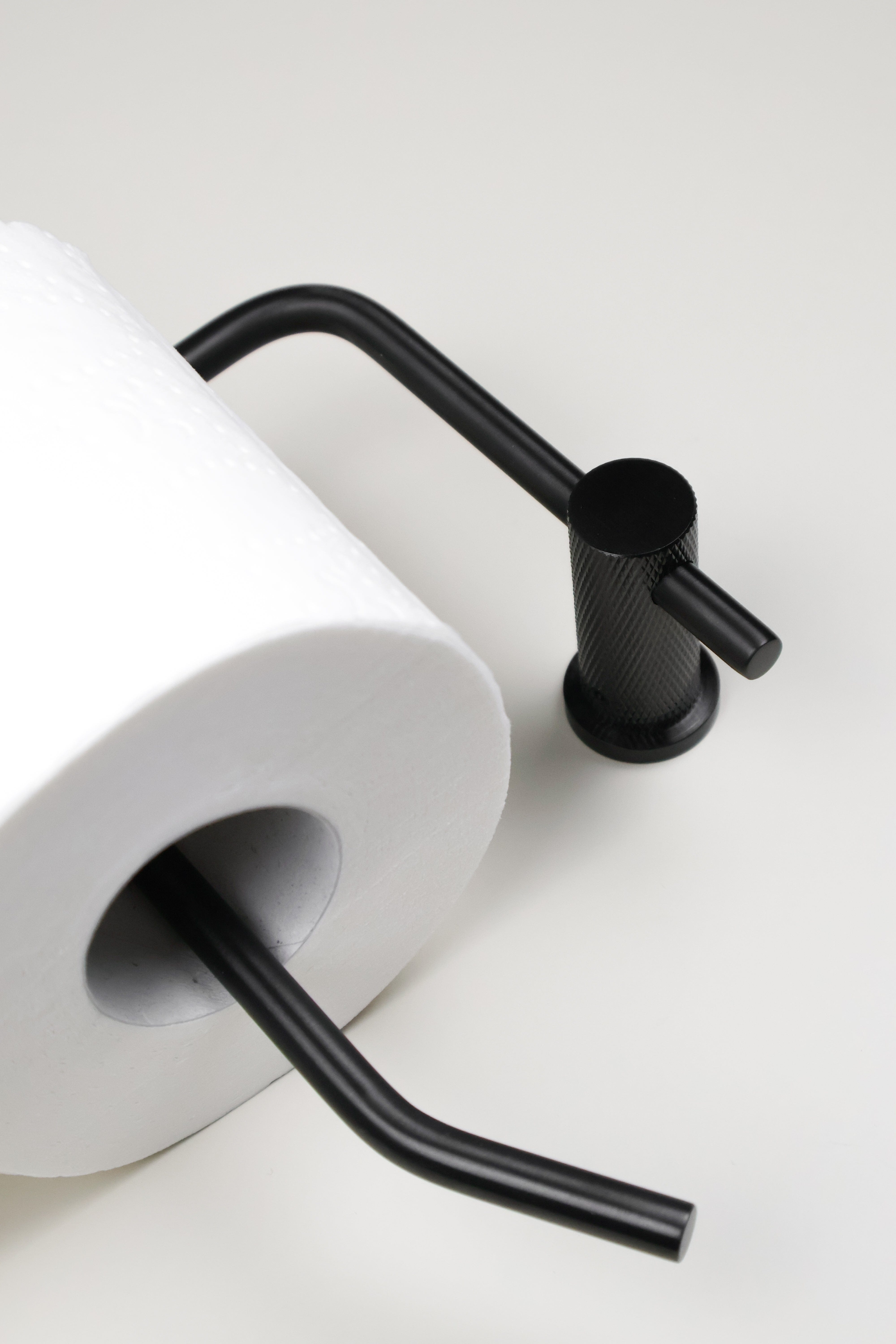 Brunel Cross | Toiletrulleholder i Sort Alexander & Wilks AW450BL FINICC