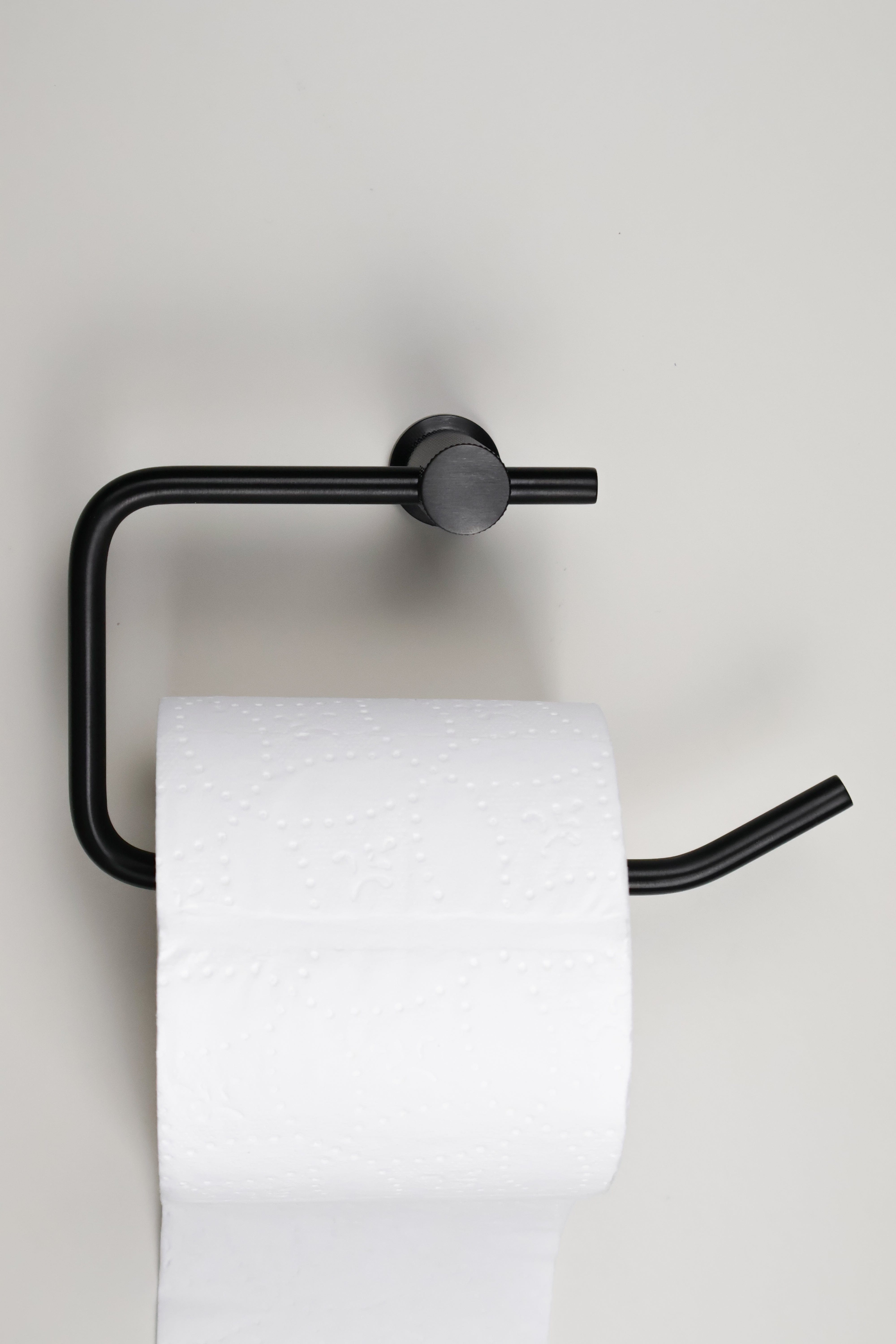 Brunel Cross | Toiletrulleholder i Sort Alexander & Wilks AW450BL FINICC