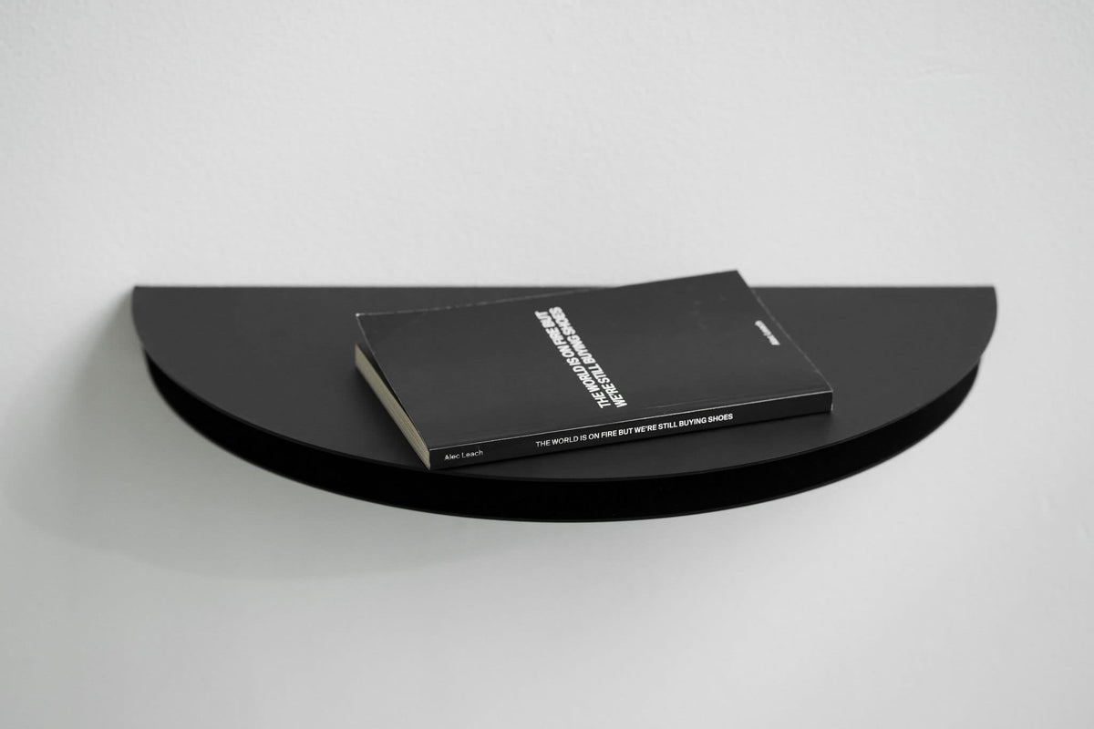 Half Moon Shelf | Hylde i Mat Sort Moebe FINICC