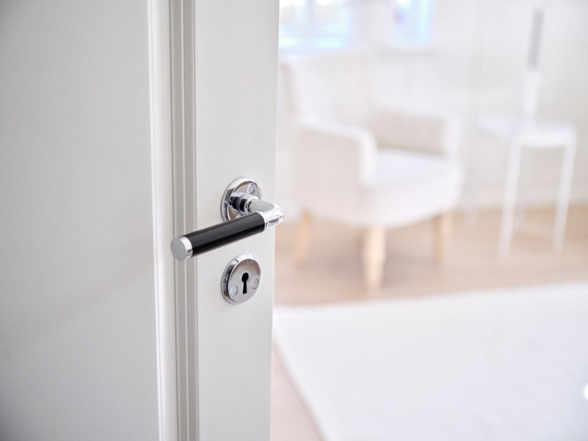 A383-2991 | Dørhåndtag i Blank Krom / Sort Habo HB-13428 FINICC