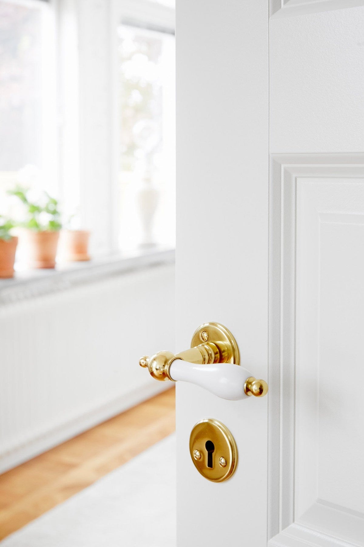 A9686 | Dørhåndtag i Blank Messing/ Hvid - med Lak Habo HB-1411 FINICC
