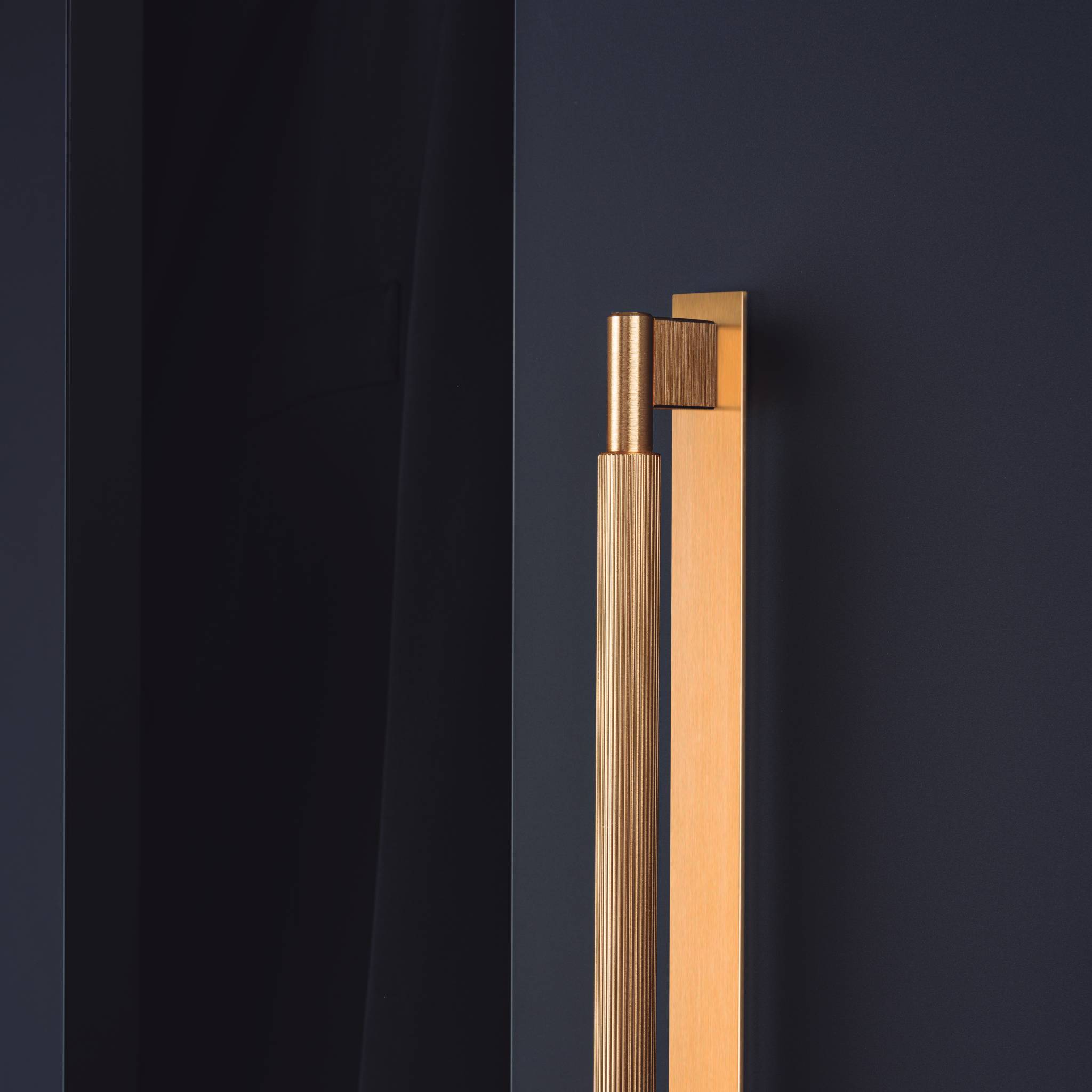 Arpa Back | Greb i Børstet Messing med bagplade Viefe FINICC