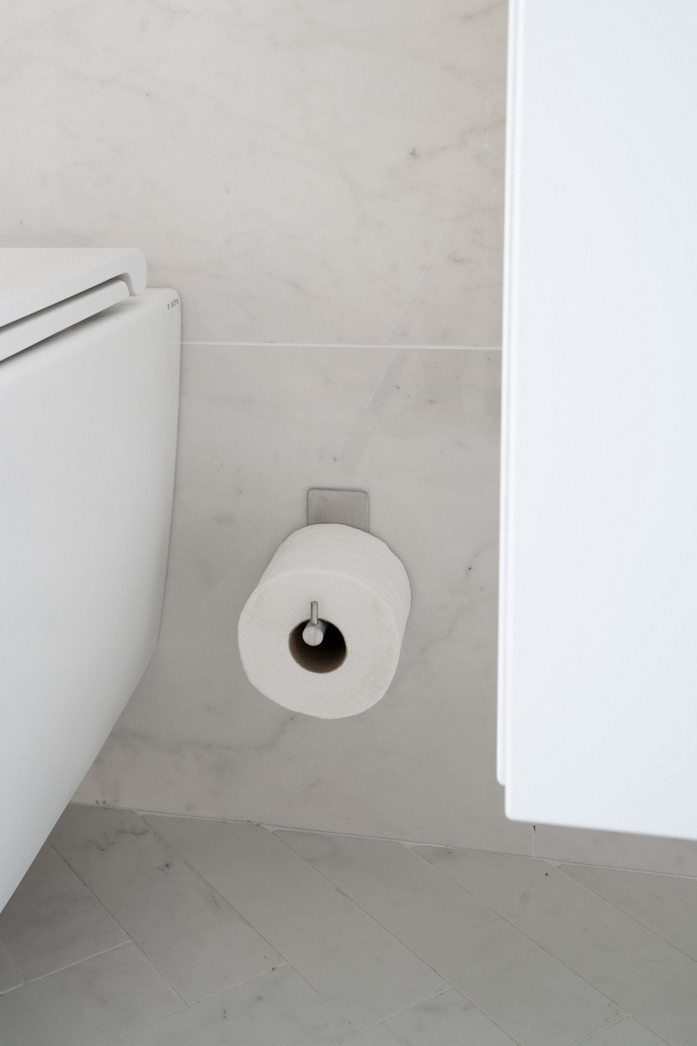 Base 200-R | Toiletrulleholder i Børstet Rustfrit Stål Finish - selvklæbende montering Beslag Design 606027-21 FINICC