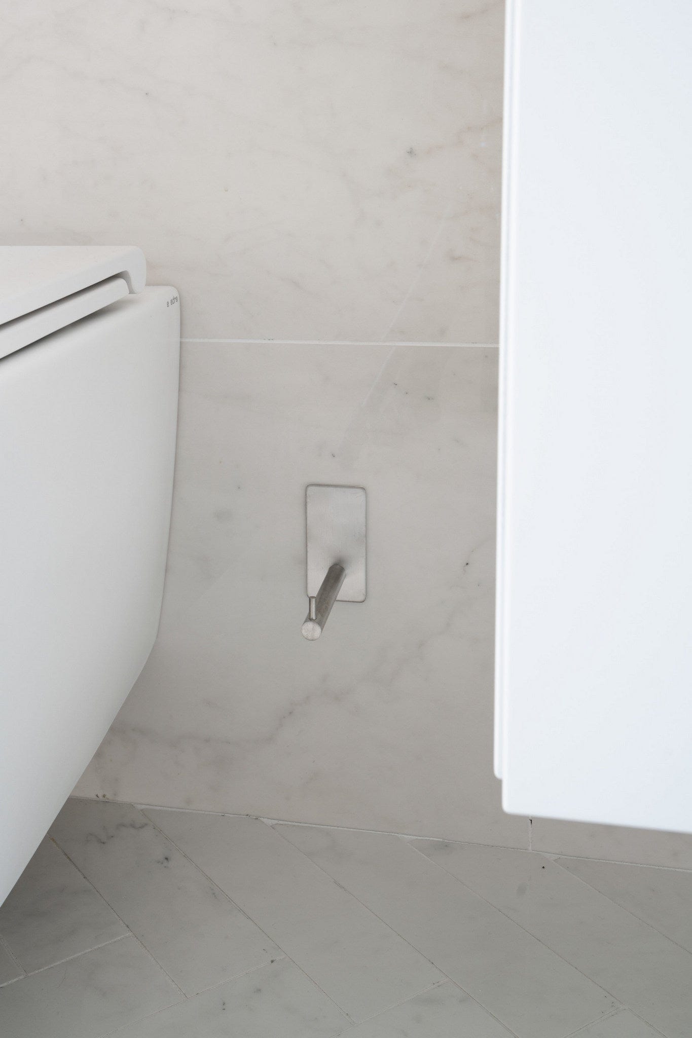 Base 200-R | Toiletrulleholder i Børstet Rustfrit Stål Finish - selvklæbende montering Beslag Design 606027-21 FINICC