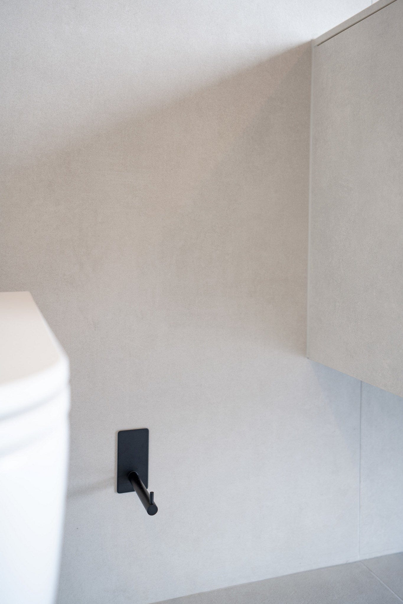 Base 200-R | Toiletrulleholder i Mat Sort - selvklæbende montering Beslag Design 605228-21 FINICC