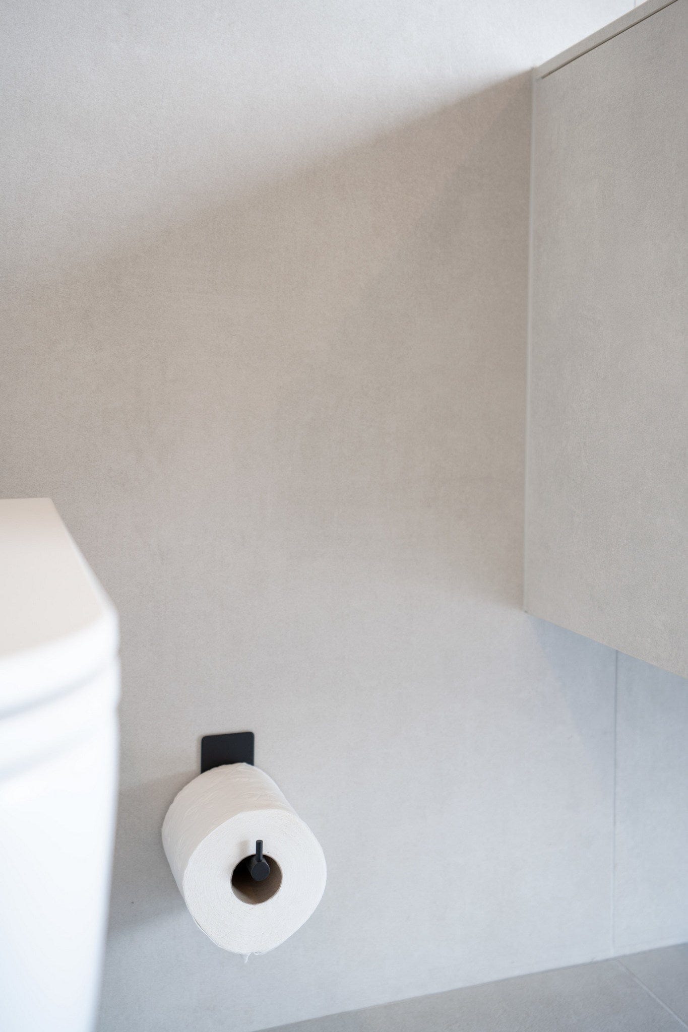 Base 200-R | Toiletrulleholder i Mat Sort - selvklæbende montering Beslag Design 605228-21 FINICC