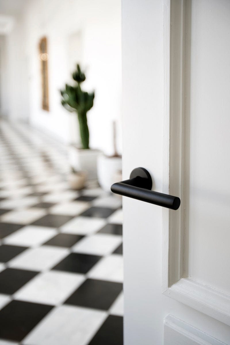 Basics LB2 | Dörrhandtag i Borstad Svart