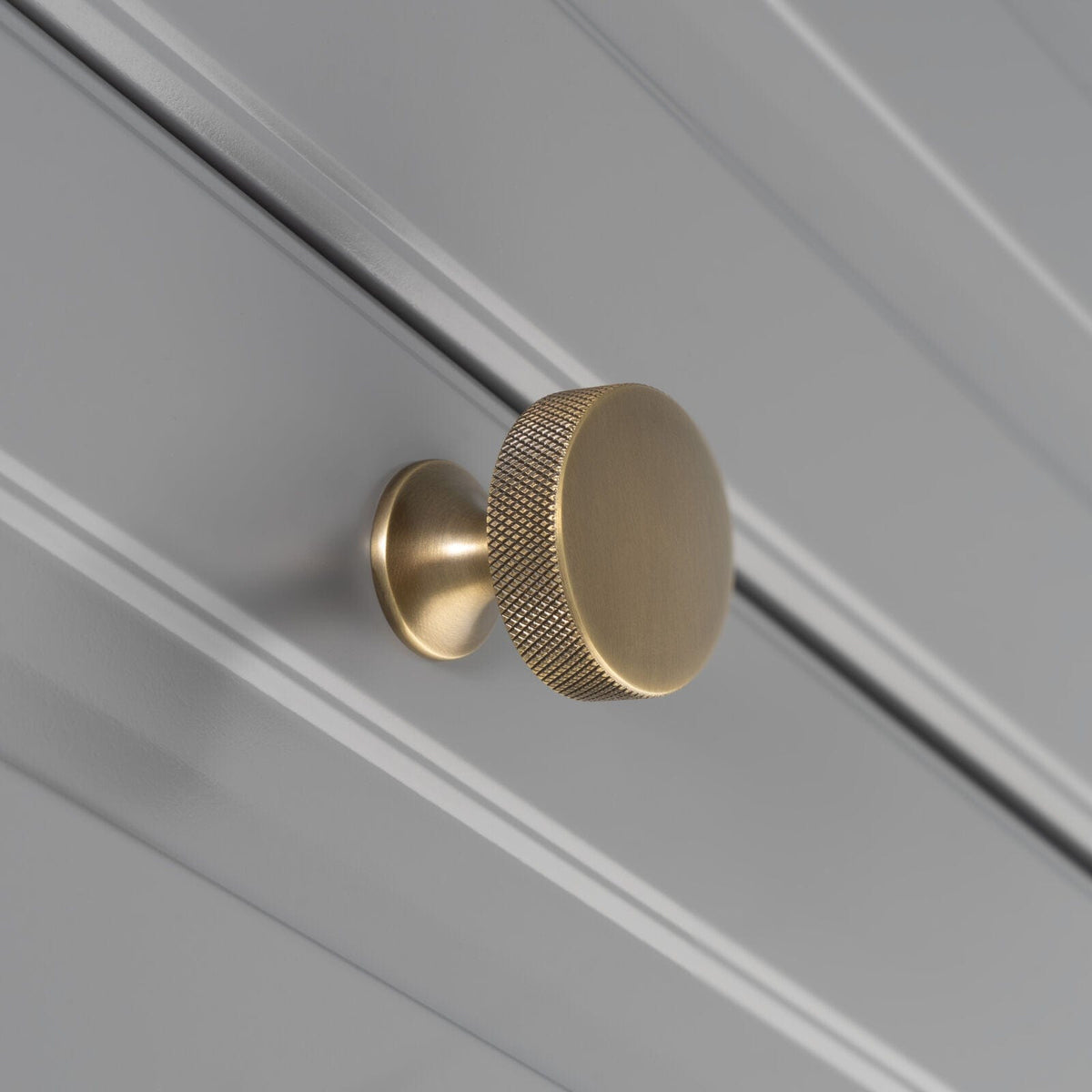Berlin | Knop i Antik Messing Ø 38 mm x D 34 mm Alexander & Wilks AW841-38-AB FINICC