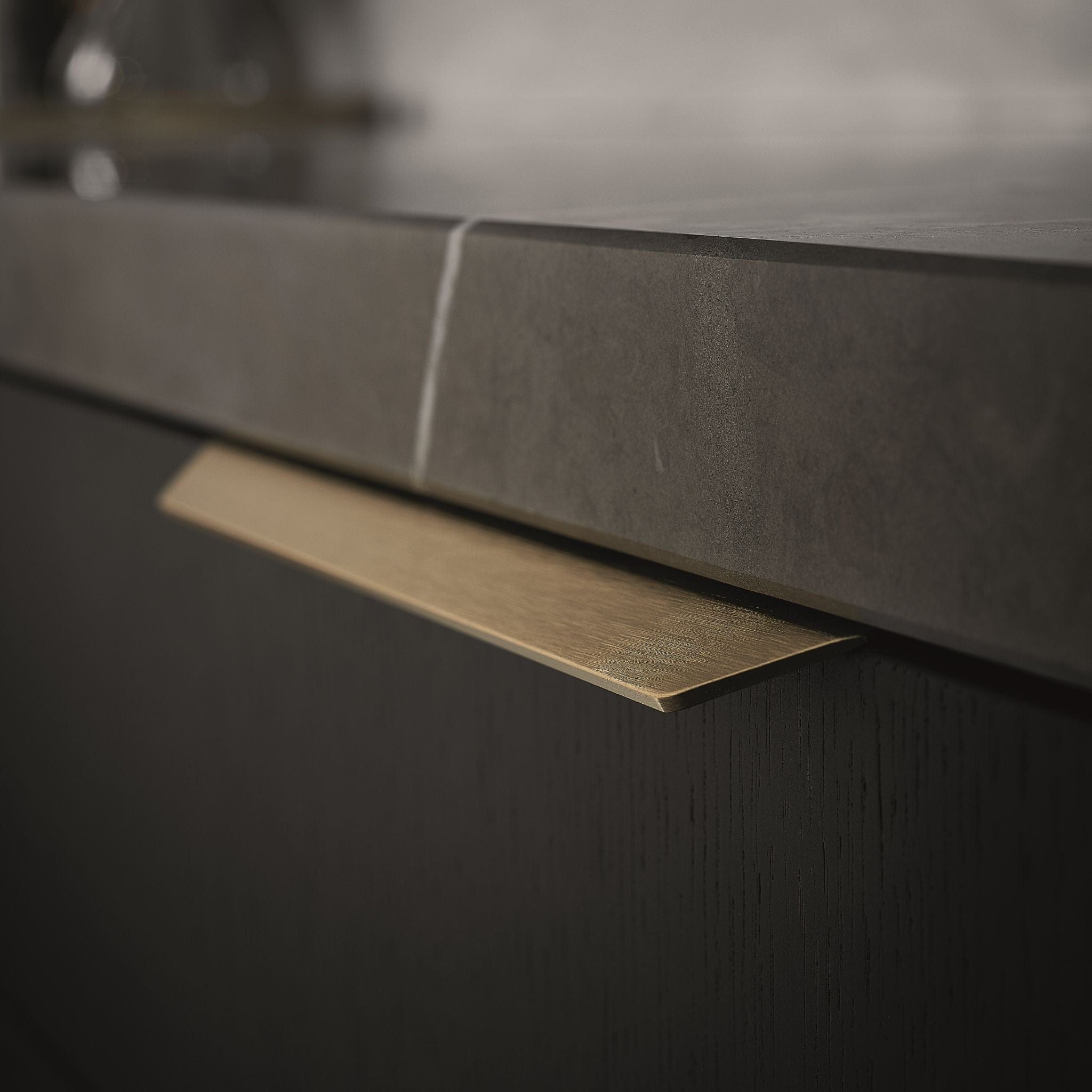 Blaze 2 | Greb i Børstet Messing Furnipart FINICC