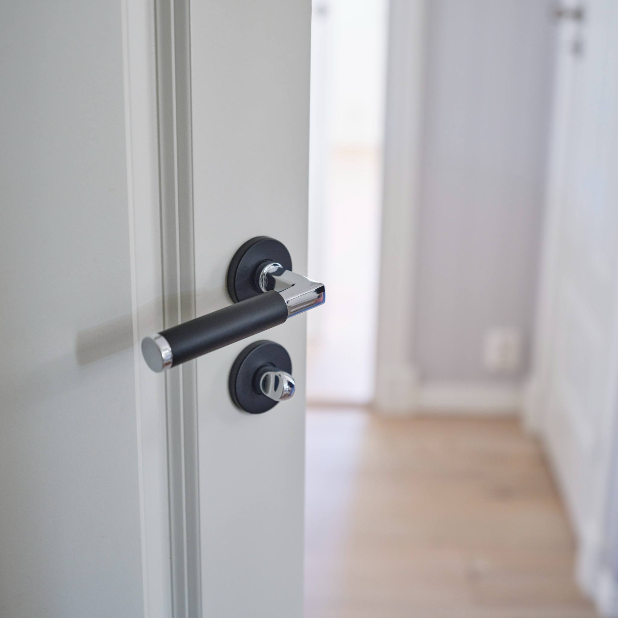 Brighton | Dørhåndtag i Sort / Krom inkl nøgleskilte L 126 mm (C/C 30 mm) Habo HB-18670 FINICC