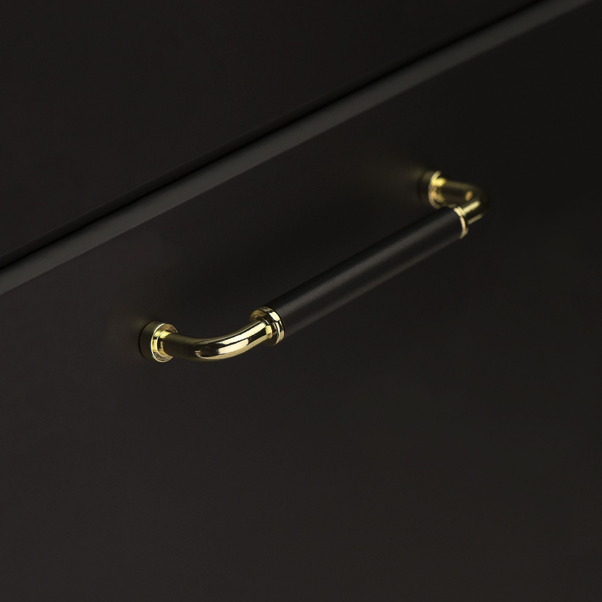 Brohult | Greb i Blank Messing / Sort L 141 mm (C/C 128 mm) Beslag Design 397047-11 FINICC