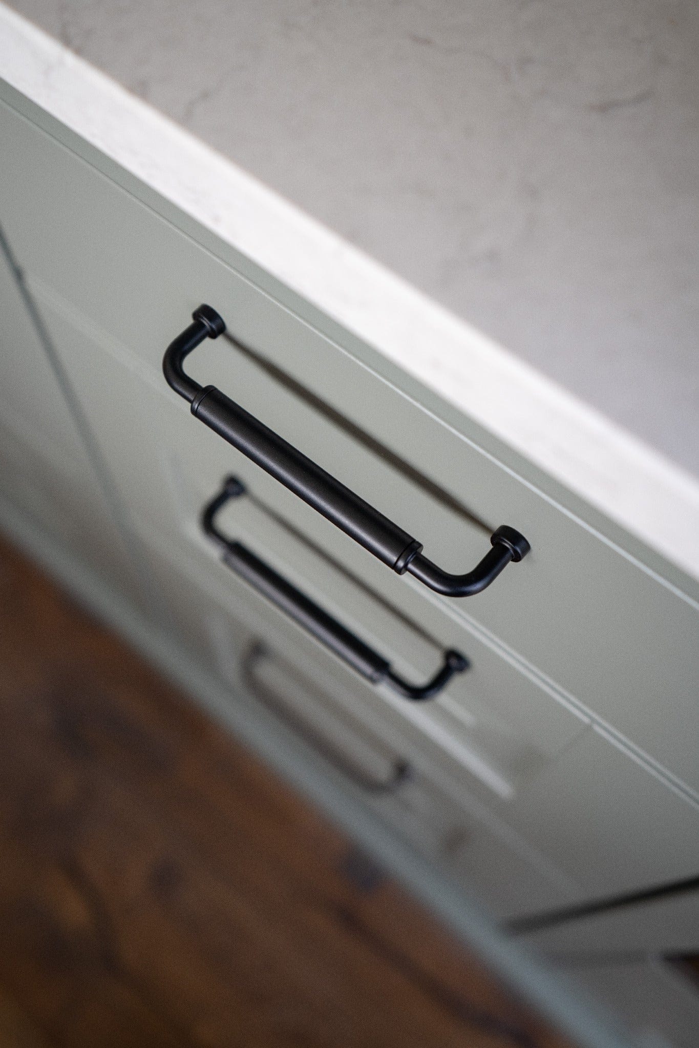 Brohult | Greb i Blank Nikkel / Sort L 141 mm (C/C 128 mm) Beslag Design 397045-11 FINICC