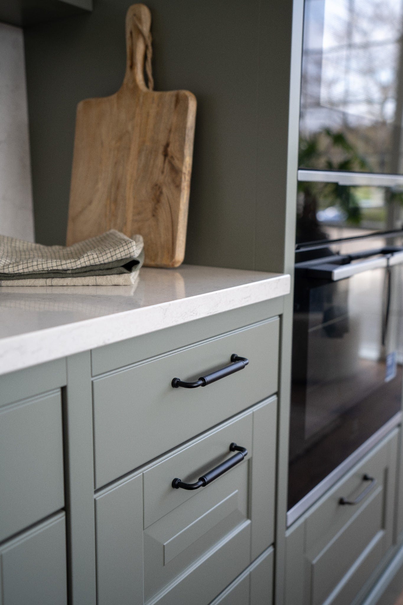 Brohult | Greb i Blank Nikkel / Sort L 141 mm (C/C 128 mm) Beslag Design 397045-11 FINICC