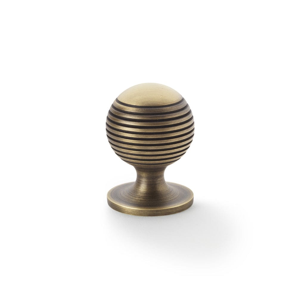 Caesar | Knop i Antik Messing Ø 32 mm x D 38 mm Alexander & Wilks AW832-32-AB FINICC