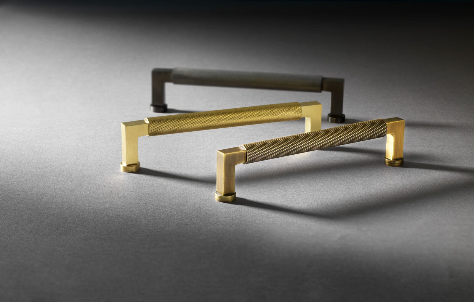 Camille | Greb i Antik Messing L 175 mm (C/C 160 mm) Alexander & Wilks AW819-160-AB FINICC