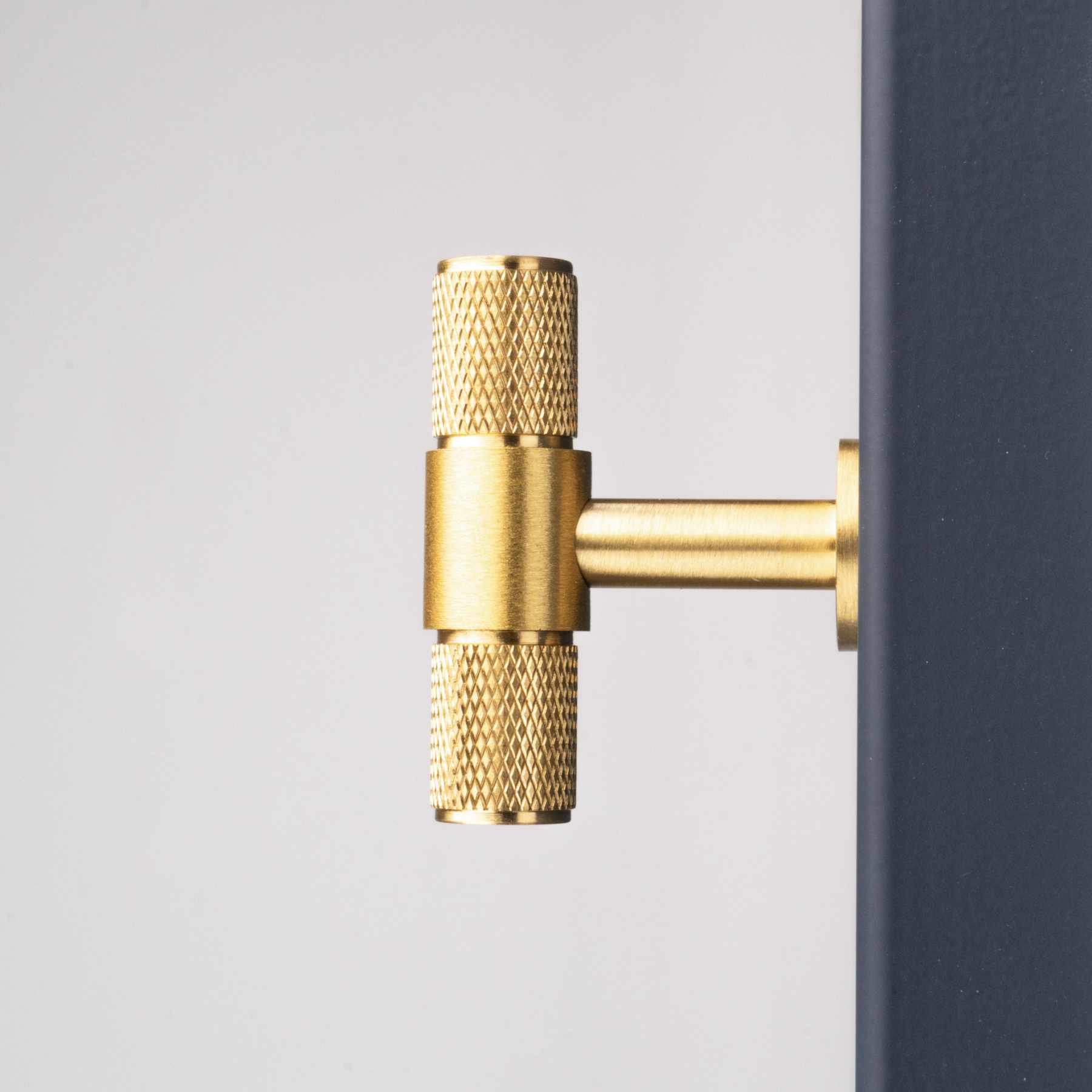 CB Cross T-Bar | Greb/Knop i Børstet Messing med Lak L 50 mm x D 40 mm Carlisle Brass FTD701SB FINICC