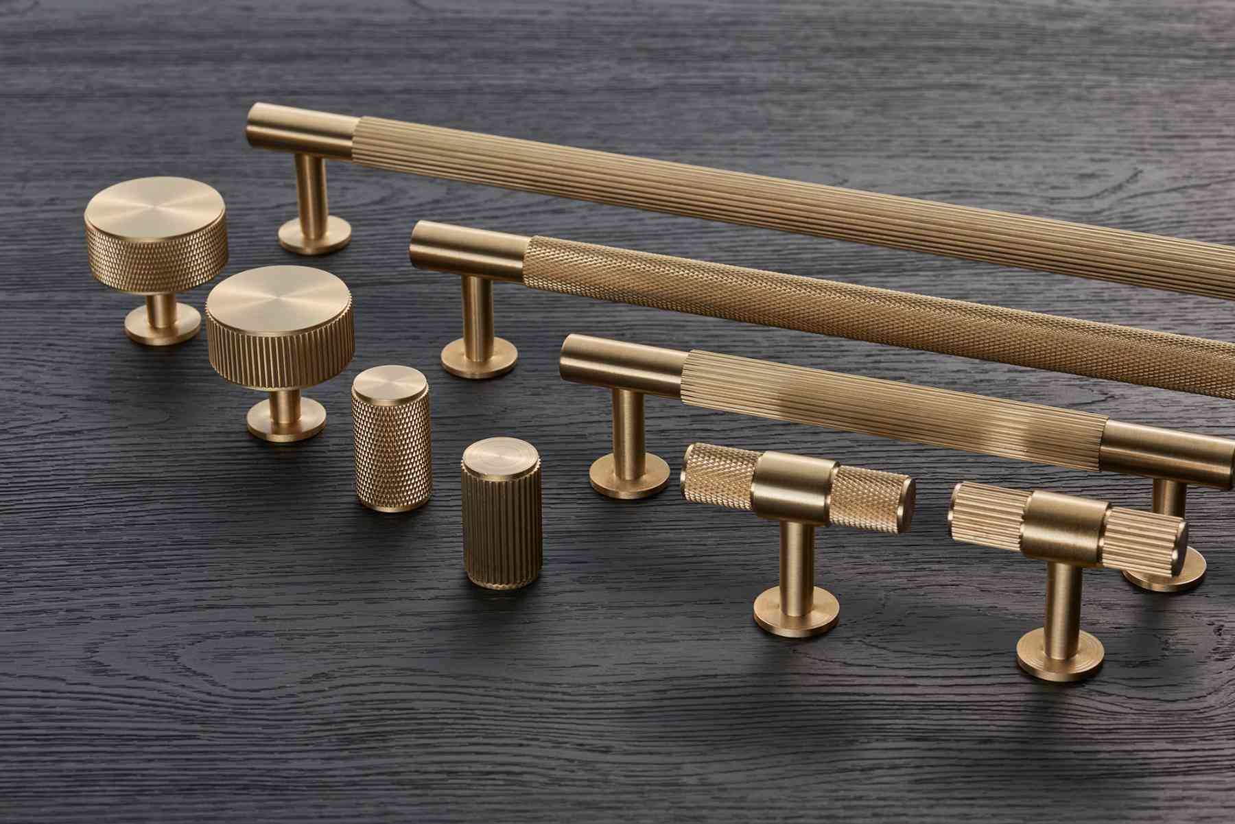 CB Cross T-Bar | Handtag/Knopp i Borstad Mässing - med lack