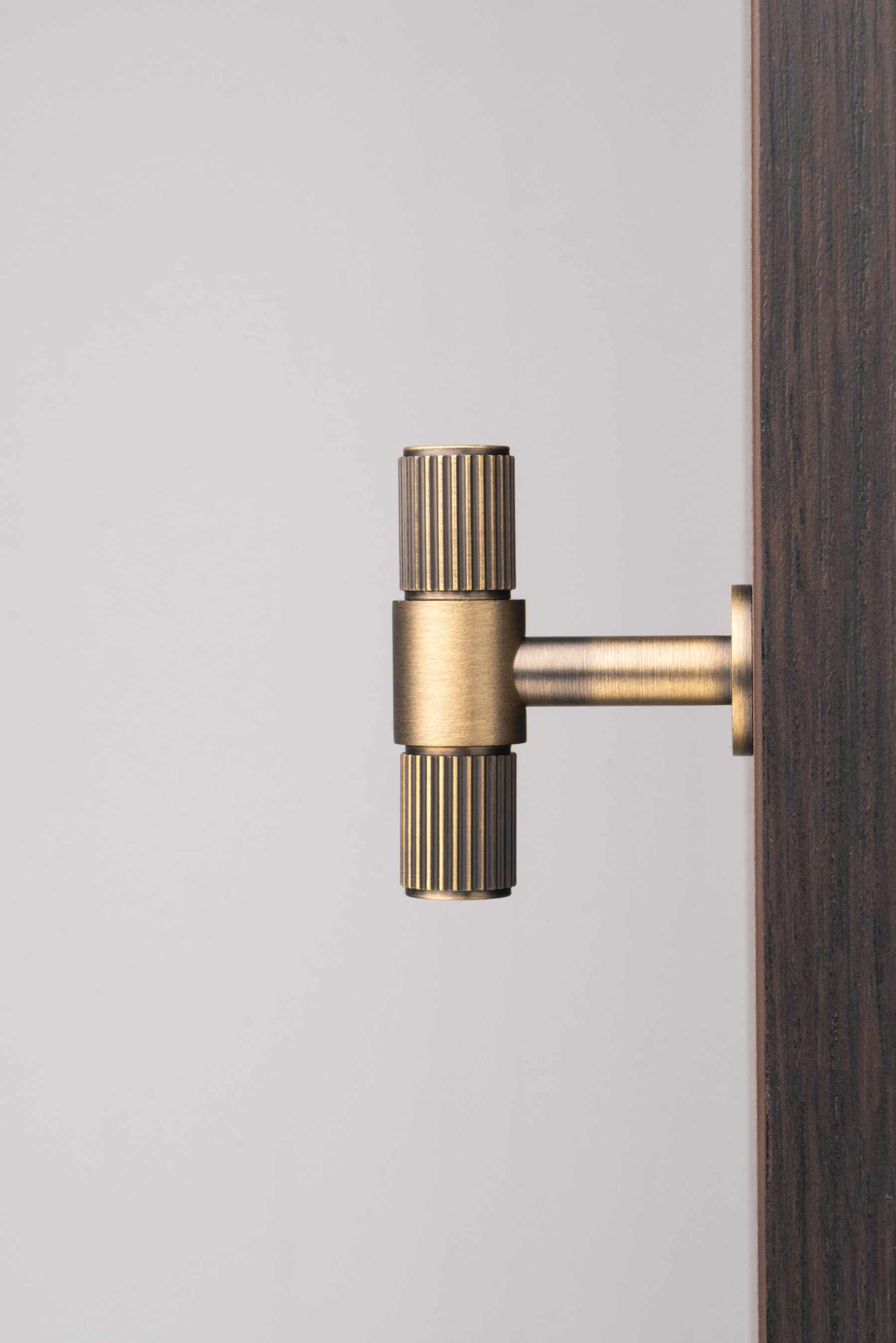 CB Lines T-Bar | Greb/Knop i Antik Messing L 50 mm x D 40 mm Carlisle Brass FTD711AB FINICC