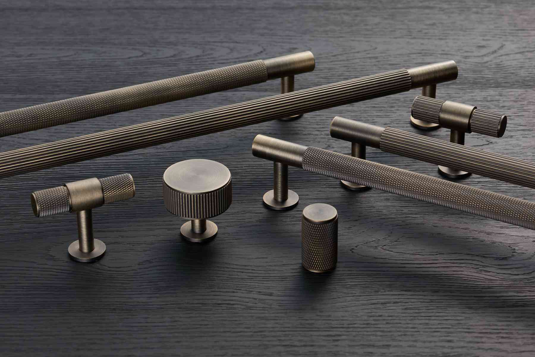CB Lines T-Bar | Handtag/Knopp i Antik Mässing - med lack