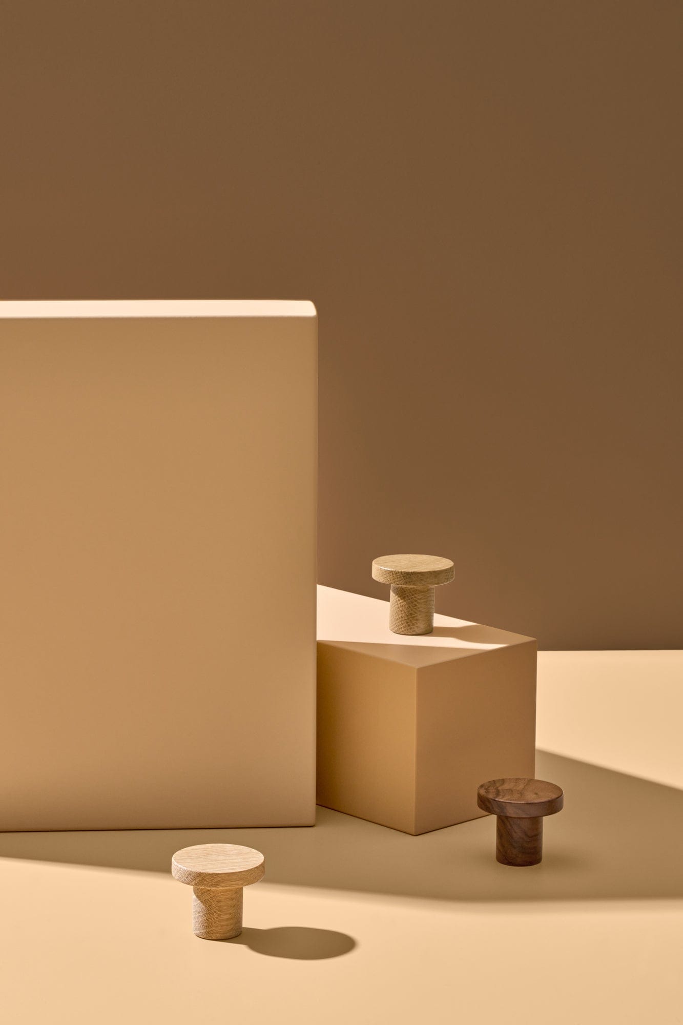 Circum | Møbelknop eller Knage i Lakeret Valnød Vonsild FINICC