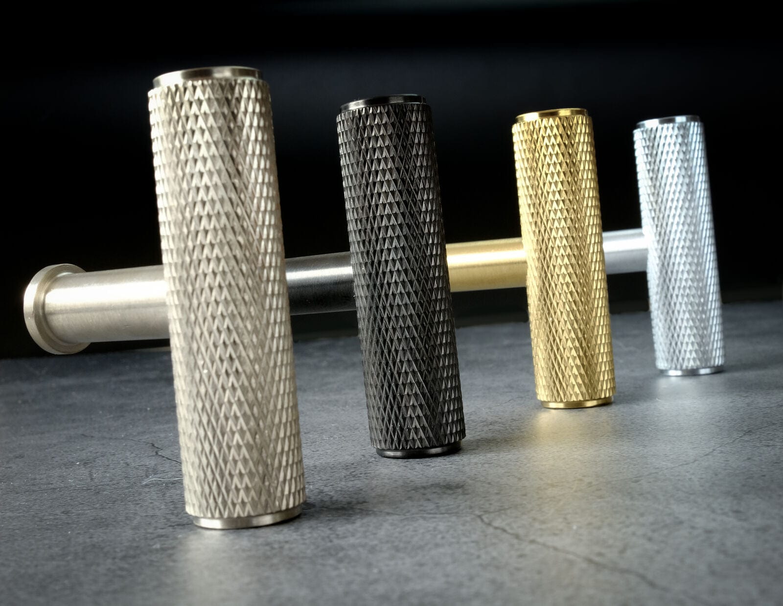 Crispin T-Bar Knurled | Greb/Knop i Børstet Messing med Lak L 55 mm x D 38 mm Alexander & Wilks AW801-55-SBPVD FINICC