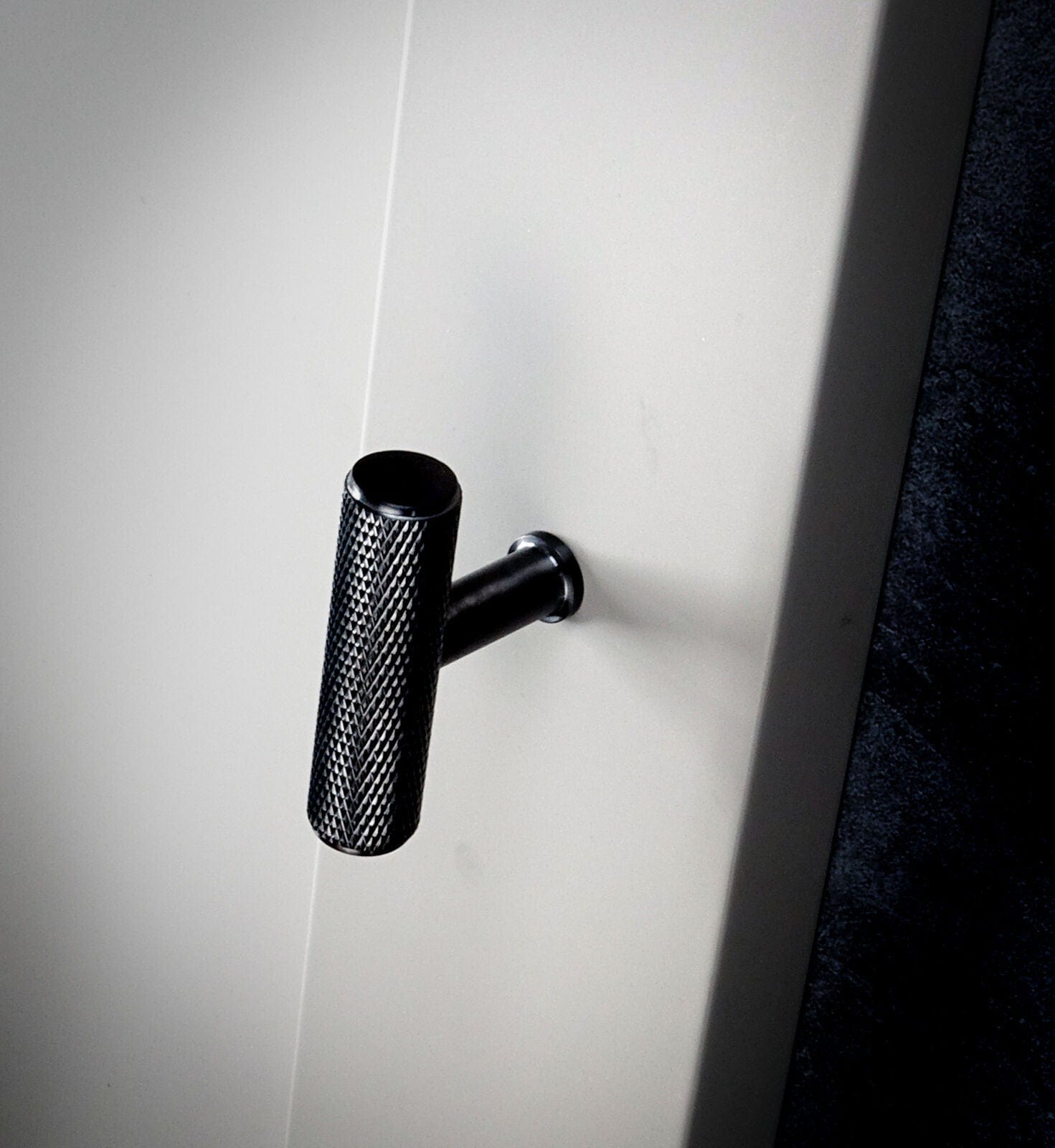 Crispin T-Bar Knurled | Greb/Knop i Sort L 55 mm x D 38 mm Alexander & Wilks AW801-55-BL FINICC