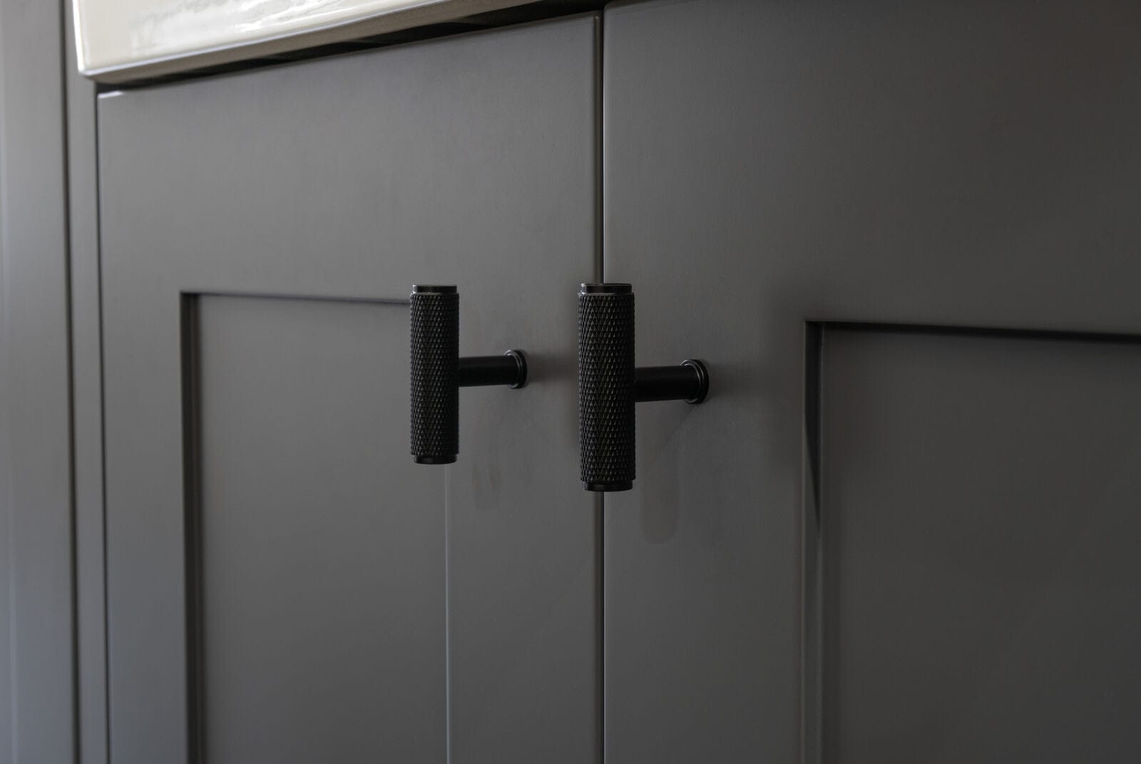 Crispin T-Bar Knurled | Greb/Knop i Sort L 55 mm x D 38 mm Alexander & Wilks AW801-55-BL FINICC