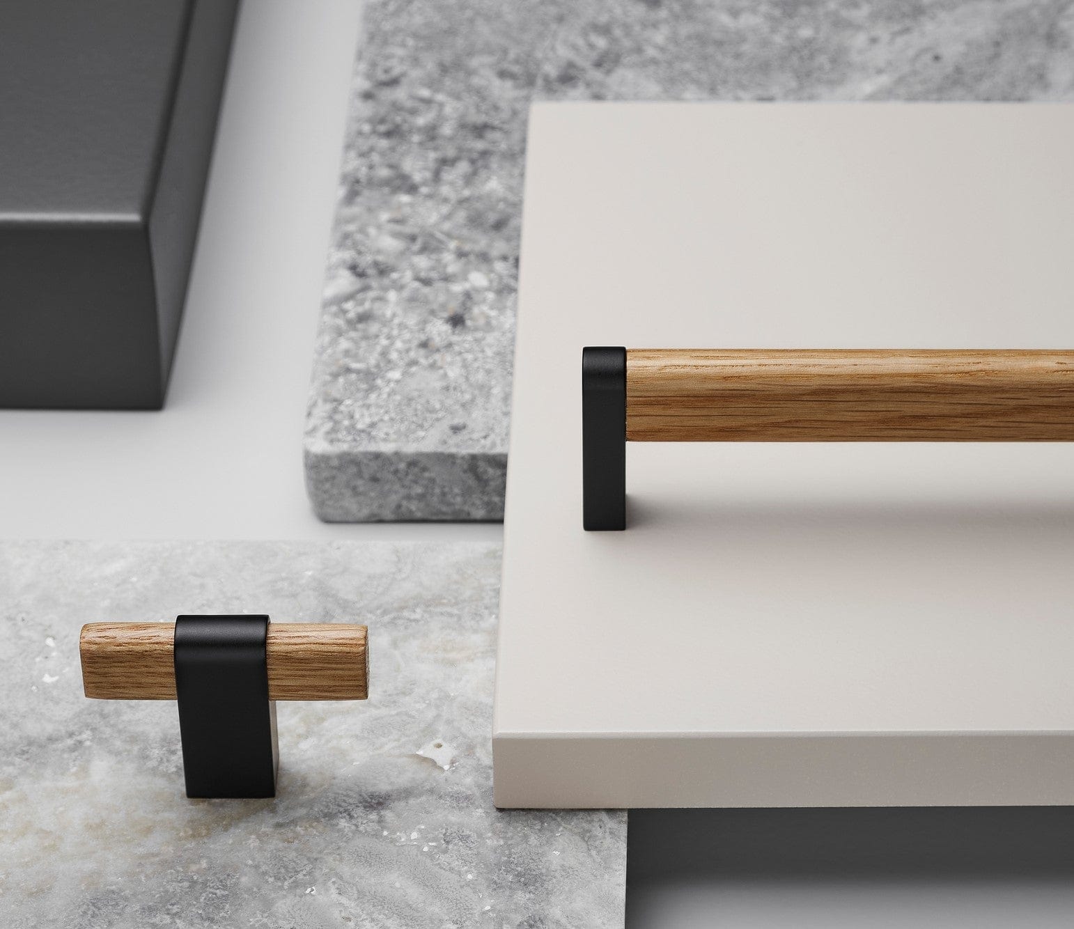 Crossing | Greb i Lakeret Eg/Mat Sort Furnipart FINICC