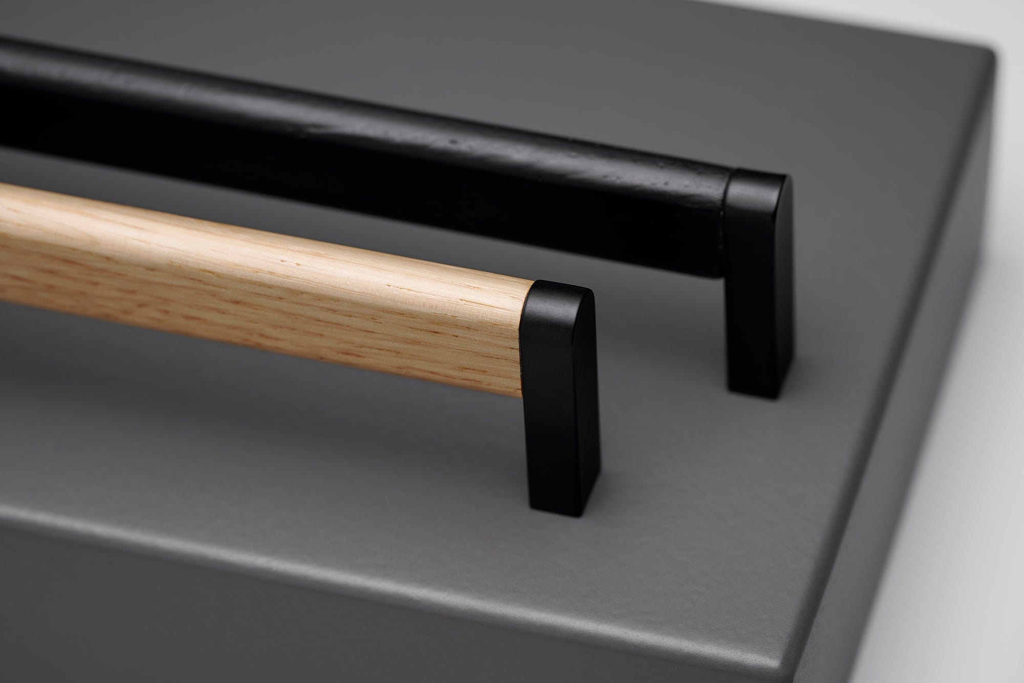 Crossing | Greb i Lakeret Eg/Mat Sort Furnipart FINICC