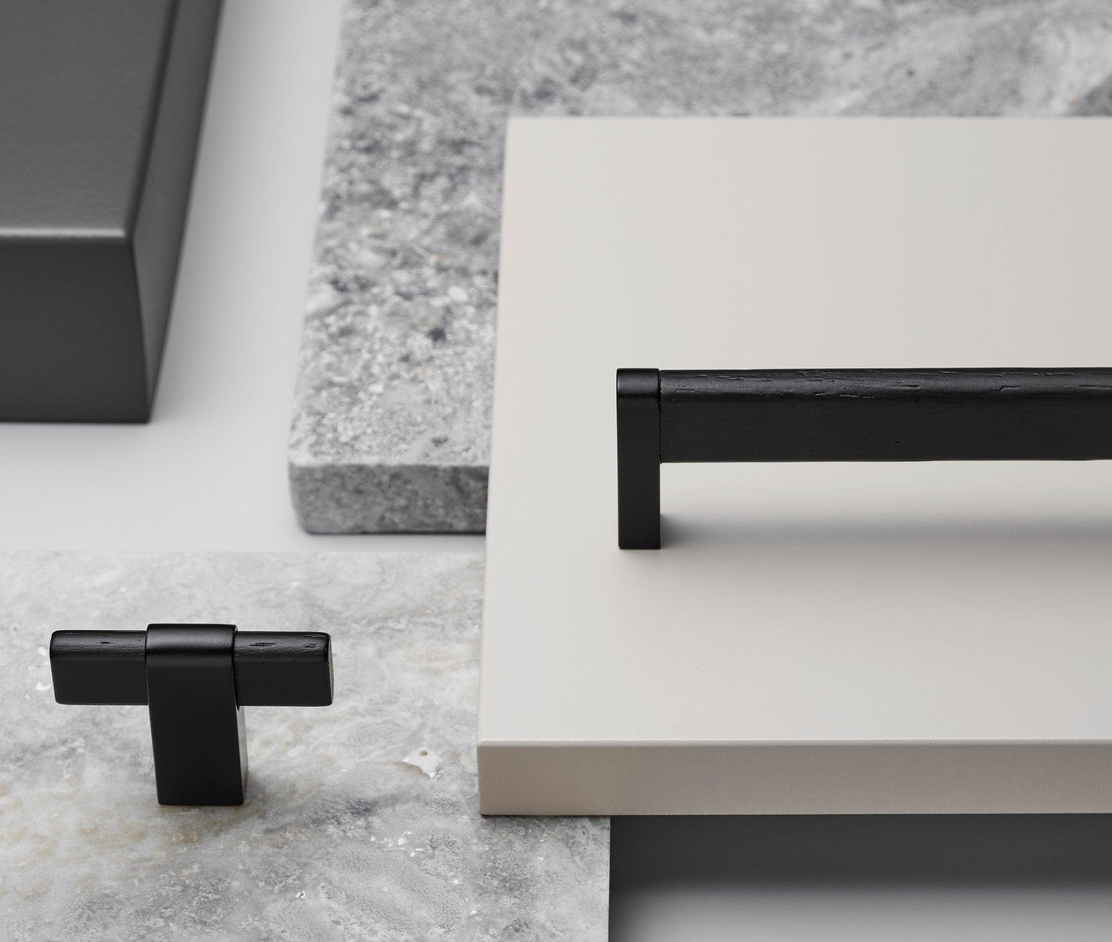 Crossing | Greb/Knop i Sortbejdset Træ / Sort L 50 mm x D 39 mm Furnipart FP-102990050-992/99 FINICC