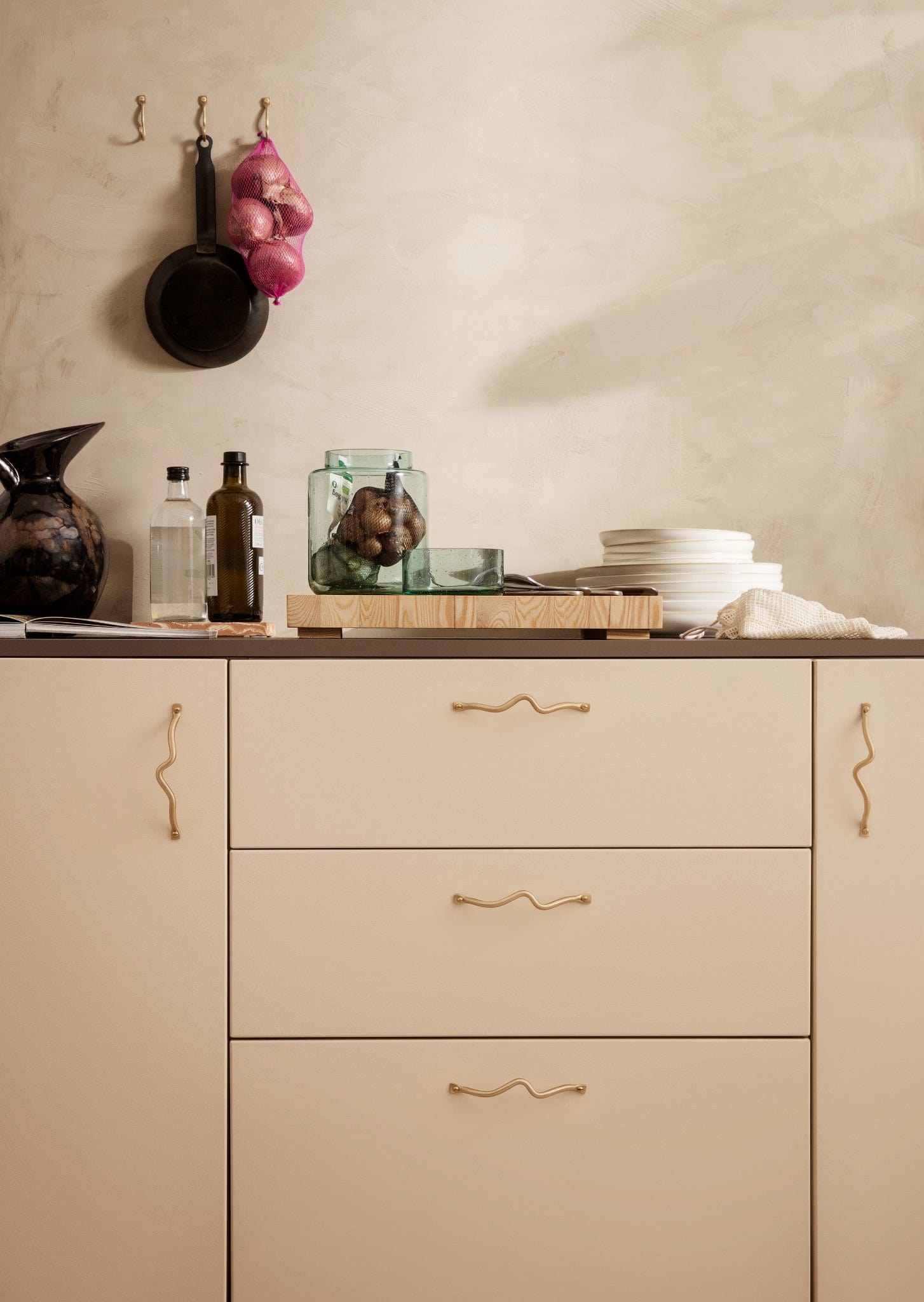 Curvature | Greb i Mat Messing Med lak L 142 mm (C/C 128 mm) ferm LIVING FL-1104263804 FINICC