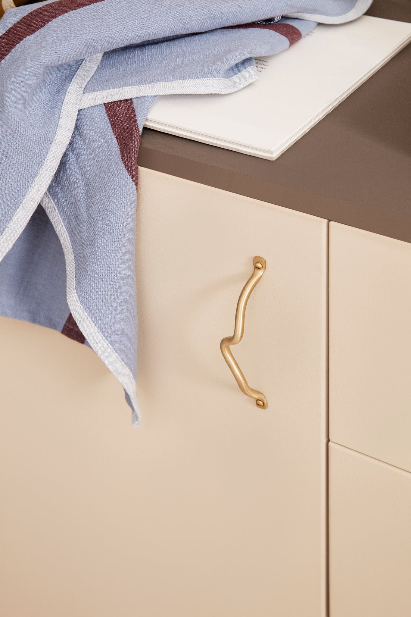 Curvature | Greb i Mat Messing Med lak L 142 mm (C/C 128 mm) ferm LIVING FL-1104263804 FINICC