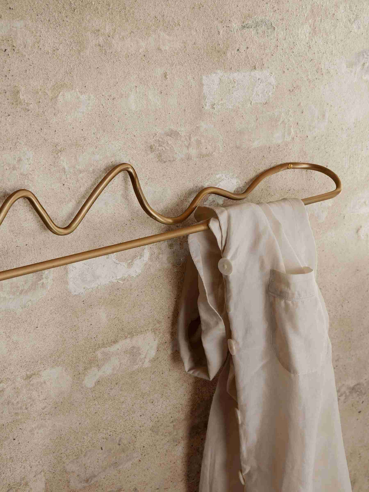 Curvature | Håndklædeholder i Massiv Børstet Messing med Lak Ferm Living FL-1104263288 FINICC
