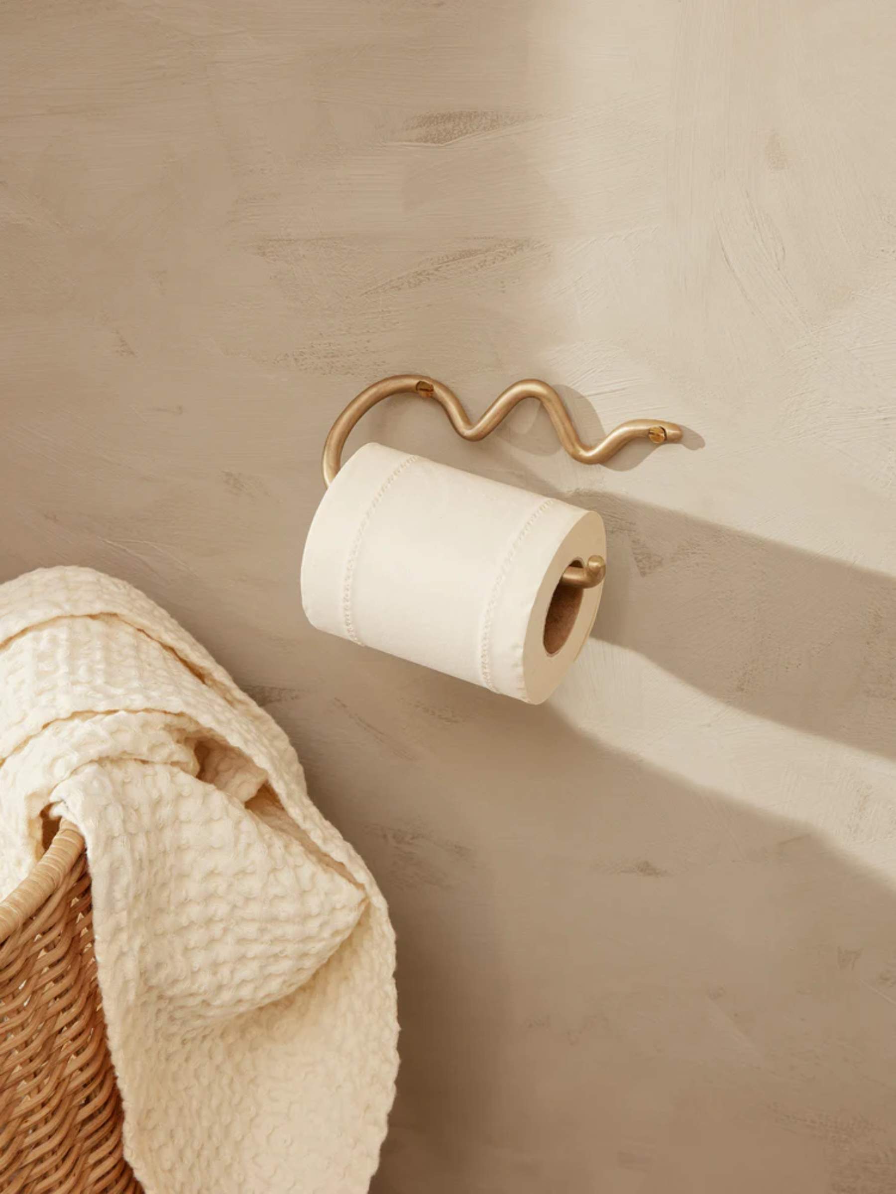 Curvature | Toiletrulleholder i Massiv Børstet Messing med Lak Ferm Living FL-1104263287 FINICC