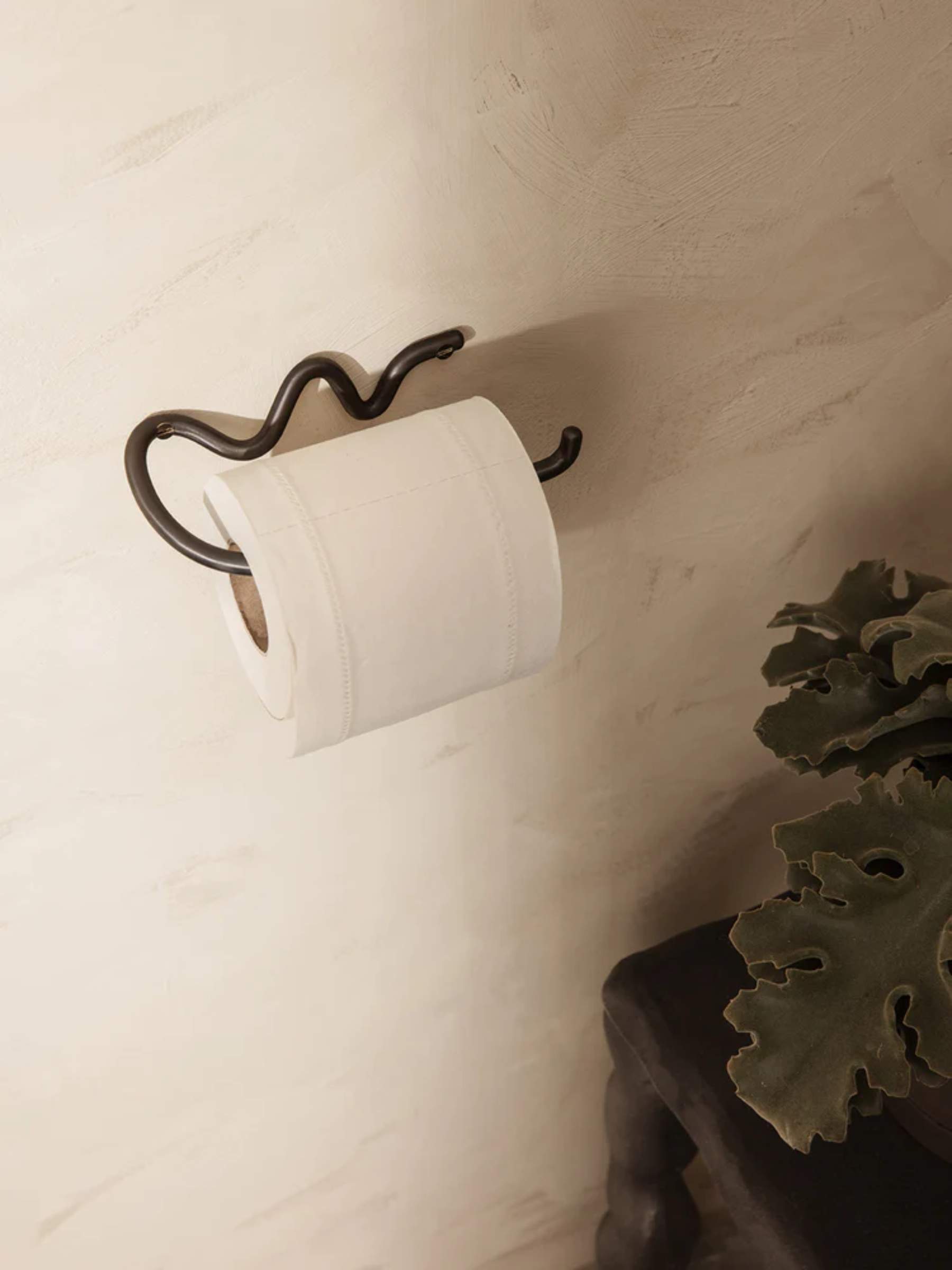 Curvature | Toiletrulleholder i Sortoxideret Messing Ferm Living FL-1104263723 FINICC
