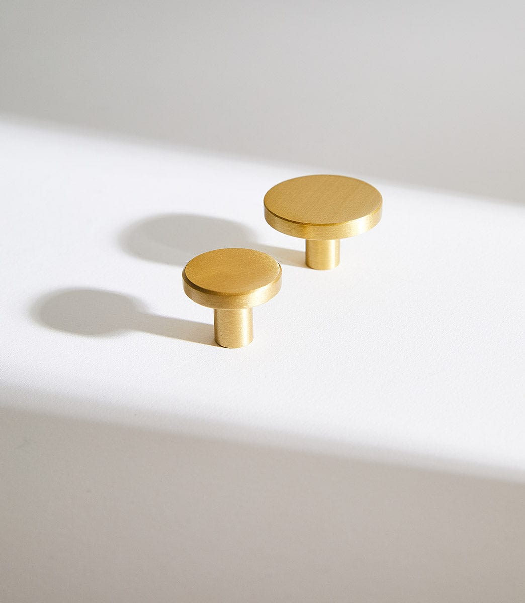 Dot | Knop/Knage i Børstet Messing Med lak MOUD Home FINICC