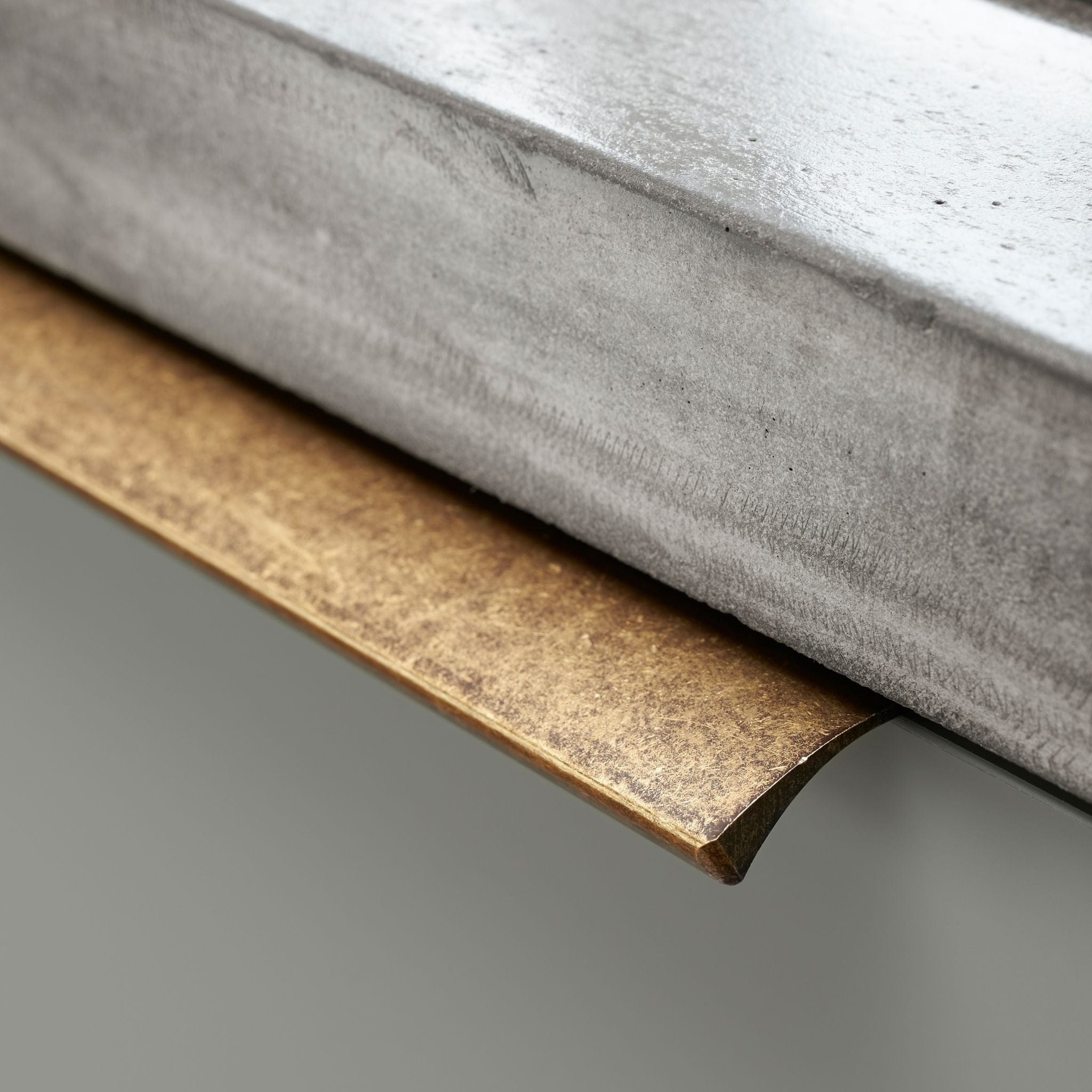 Edge Straight | Handtag i Antik Mässing