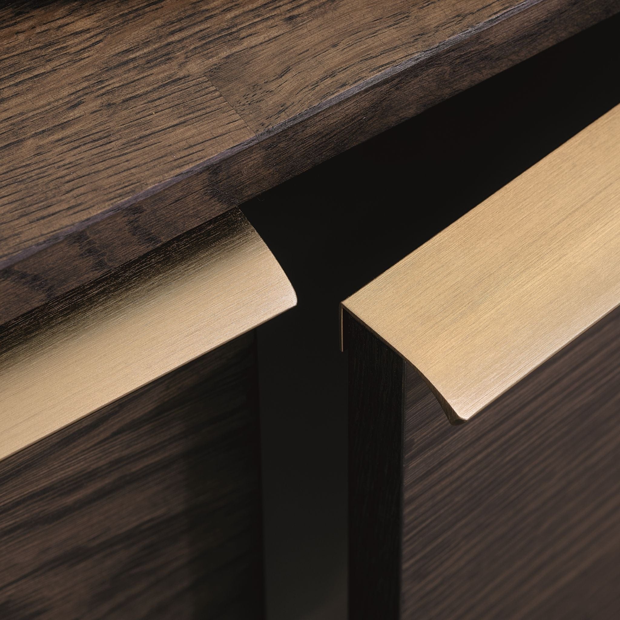 Edge Straight | Handtag i Borstad Mässing Finish