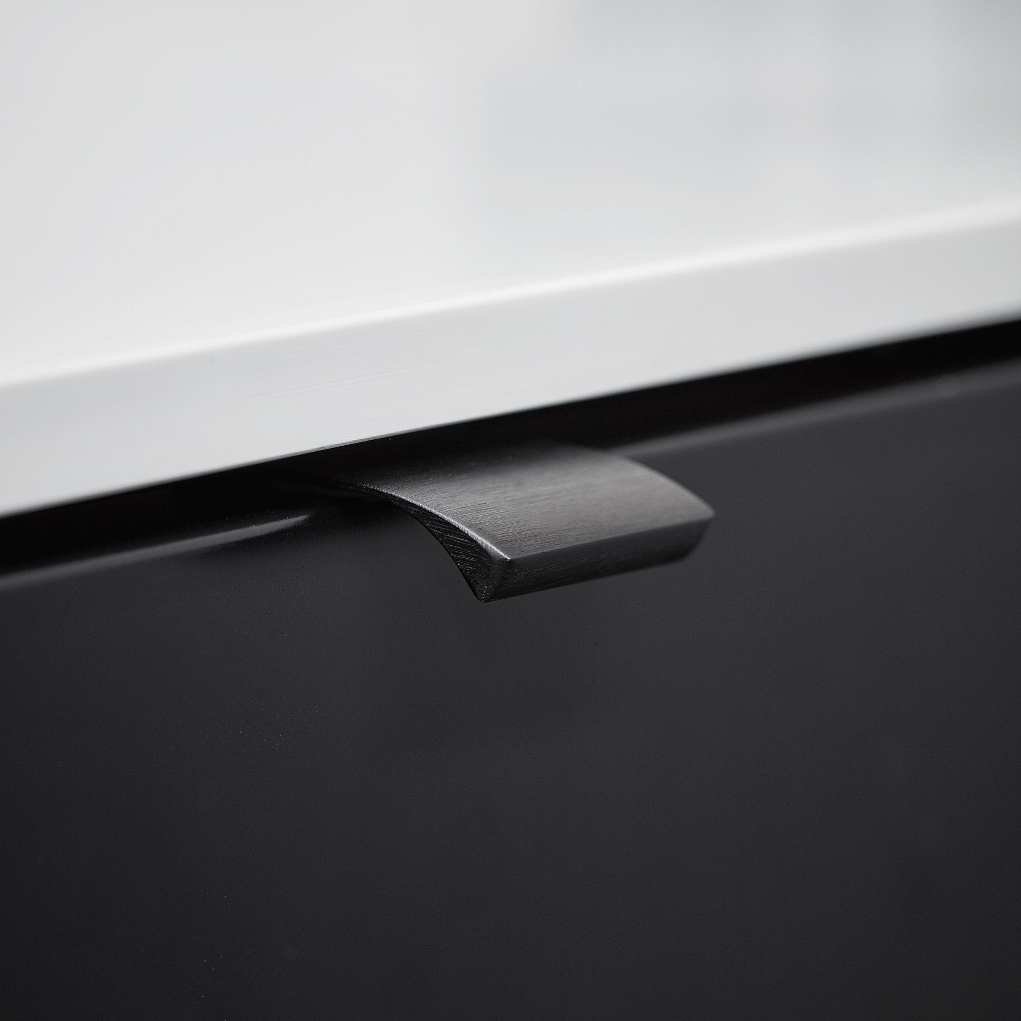 Edge Straight | Handtag i Borstad Svart