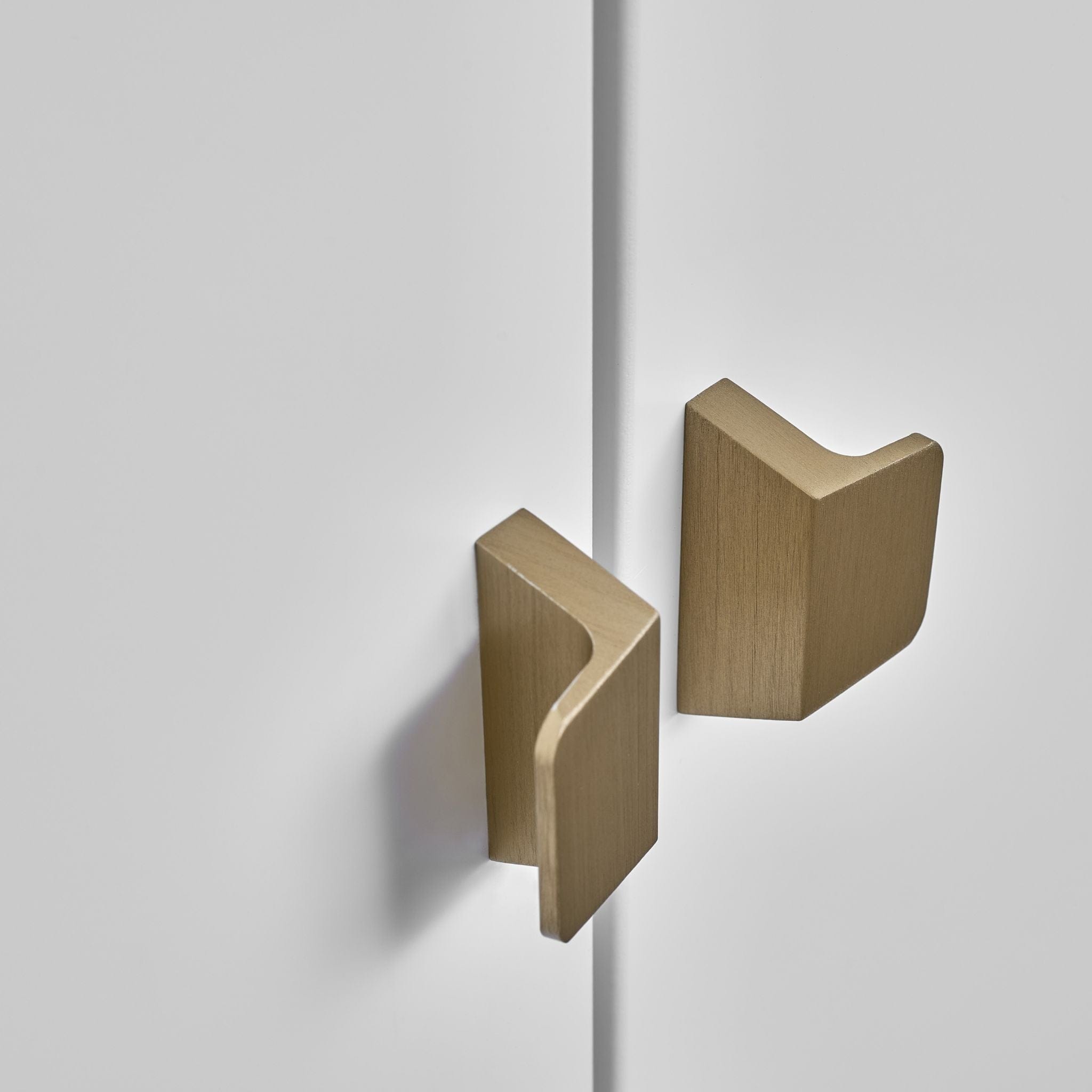 Envelope | Greb i Børstet Messing Furnipart FINICC