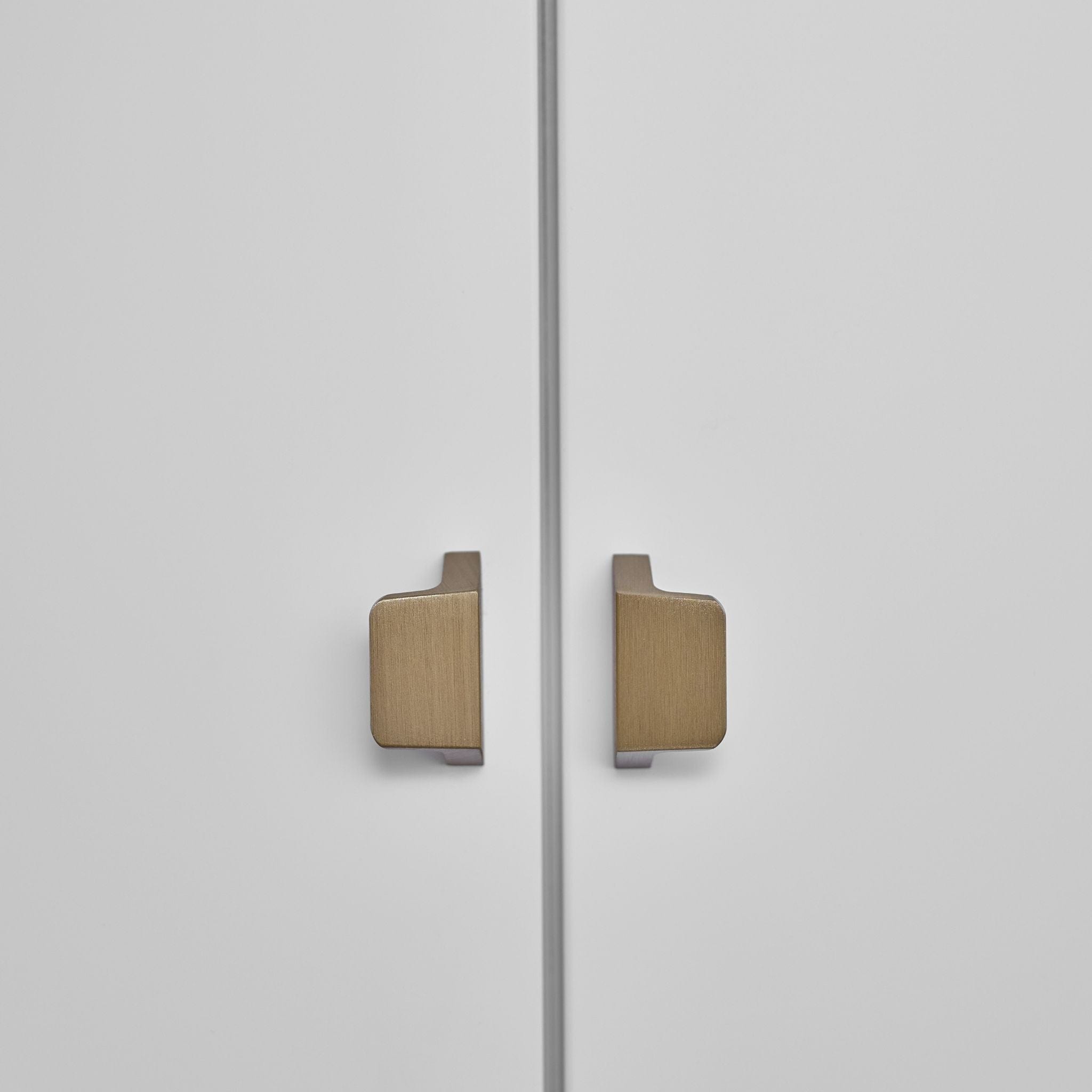 Envelope | Greb i Børstet Messing Furnipart FINICC