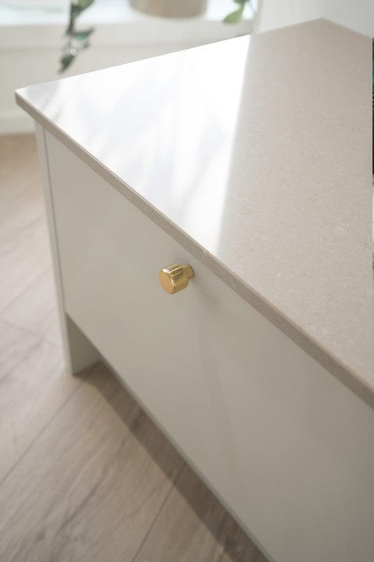 Esther | Knop i Blank Messing med Lak Ø 28 mm x D 30 mm Beslag Design 339360-11 FINICC