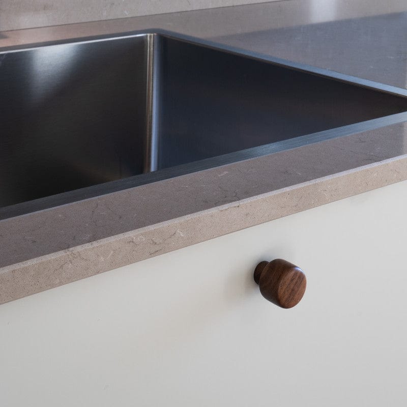 Esther | Knop i Lakeret Valnød Ø 28 mm x D 30 mm Beslag Design 339365-11 FINICC